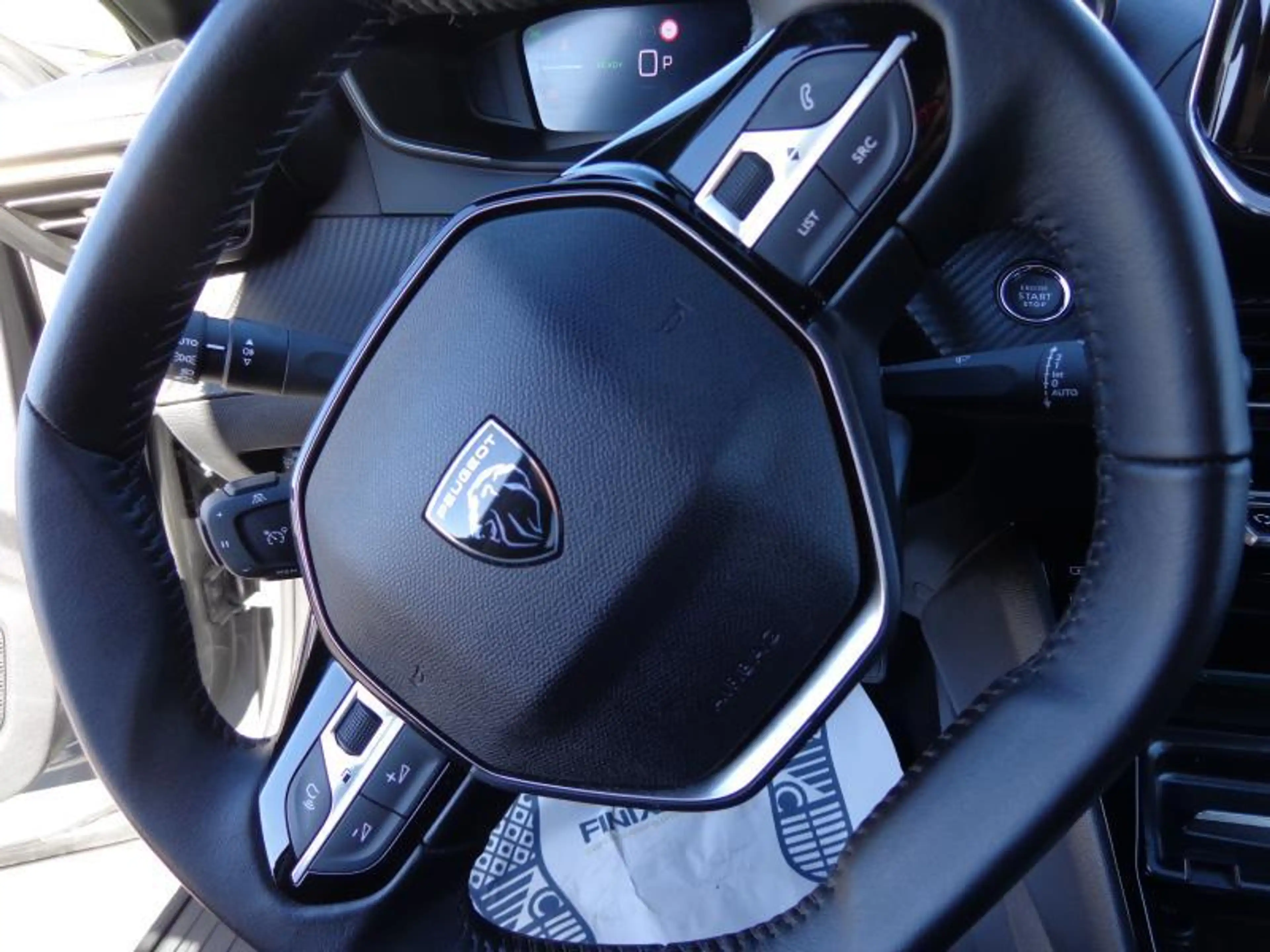 Peugeot e-2008 54Kwh Allure - GPS - Caméra 360° — photo 4