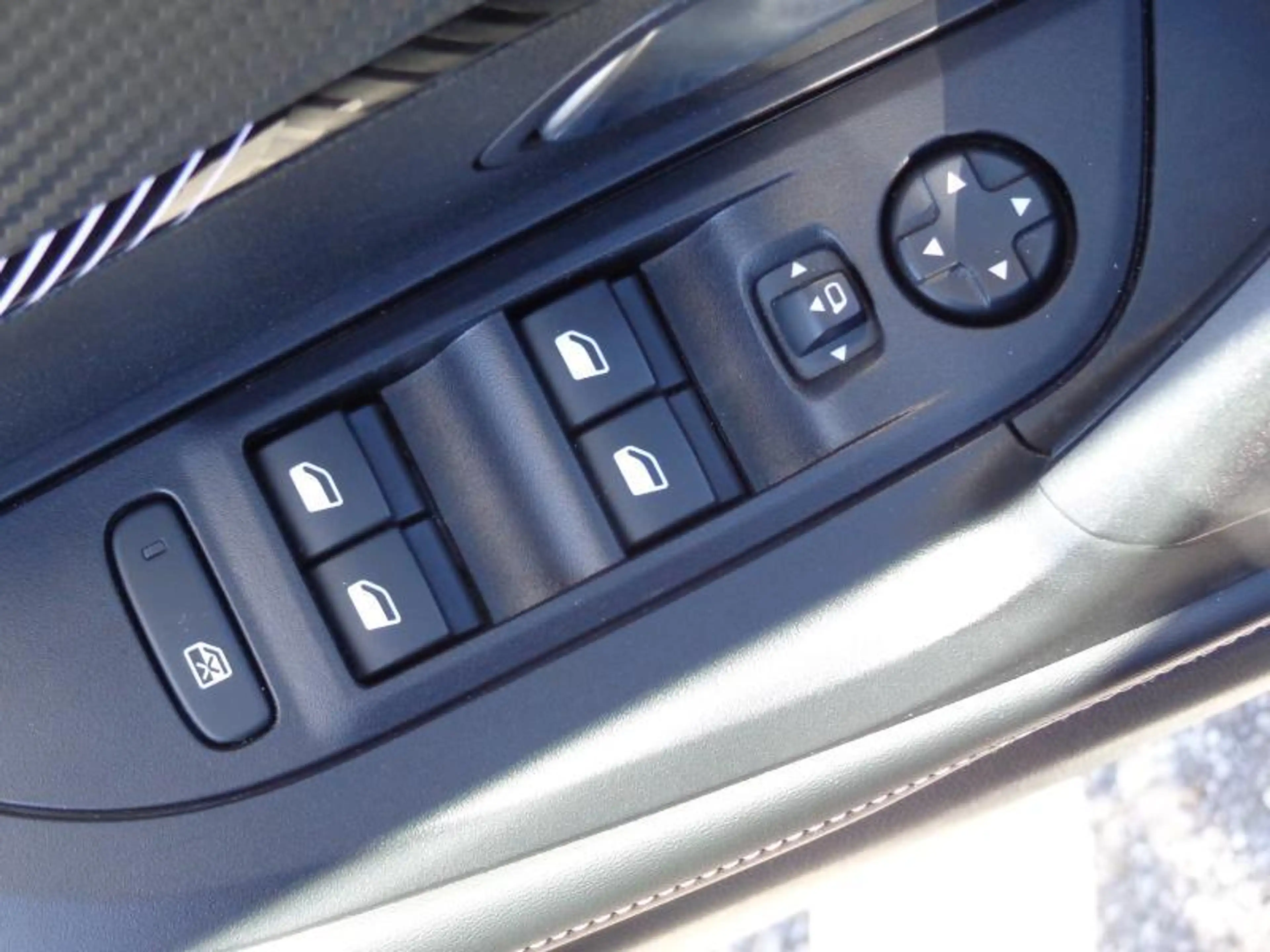 Peugeot e-2008 54Kwh Allure - GPS - Caméra 360° — photo 13