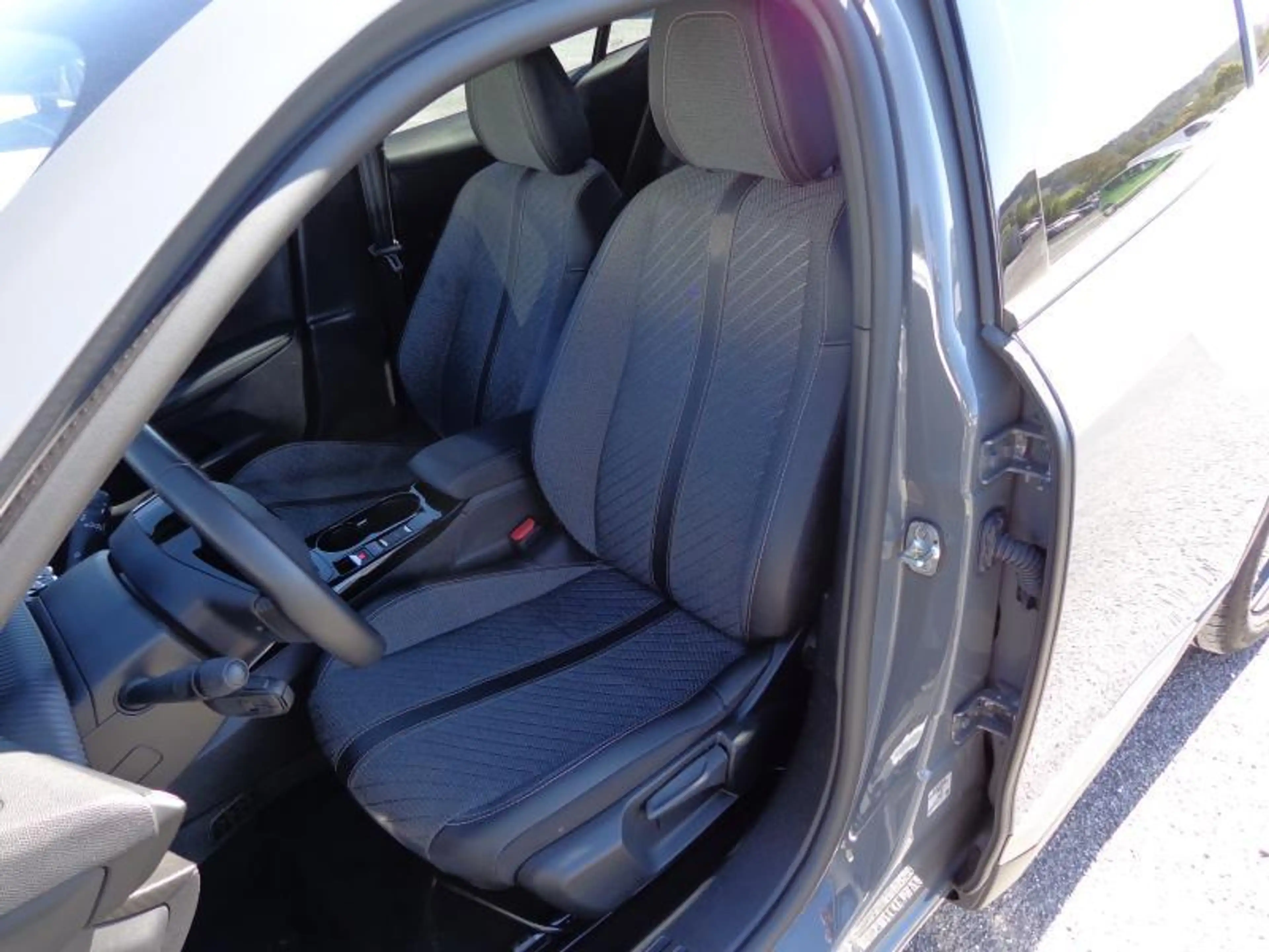 Peugeot e-2008 54Kwh Allure - GPS - Caméra 360° — photo 10