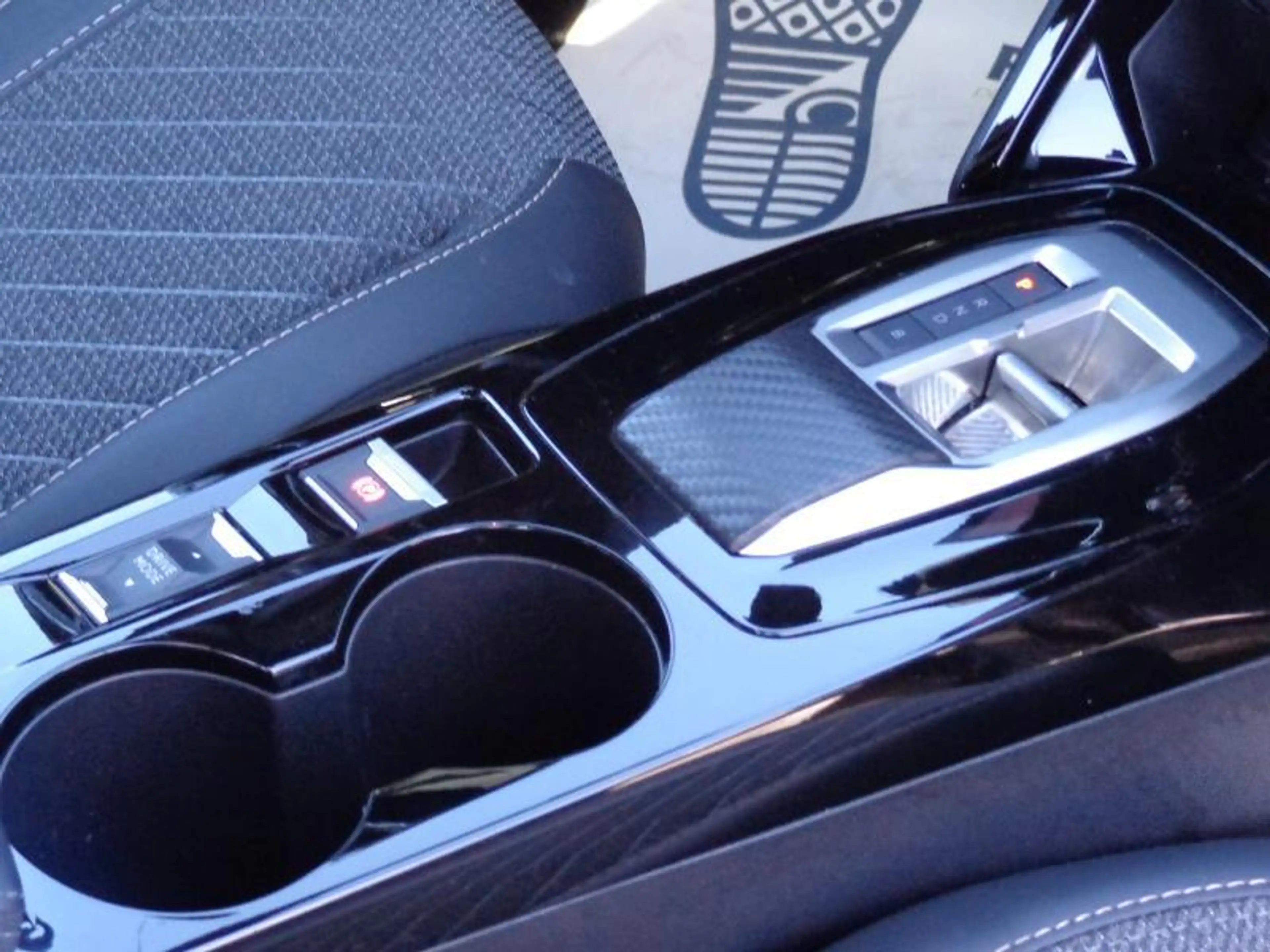 Peugeot e-2008 54Kwh Allure - GPS - Caméra 360° — photo 11