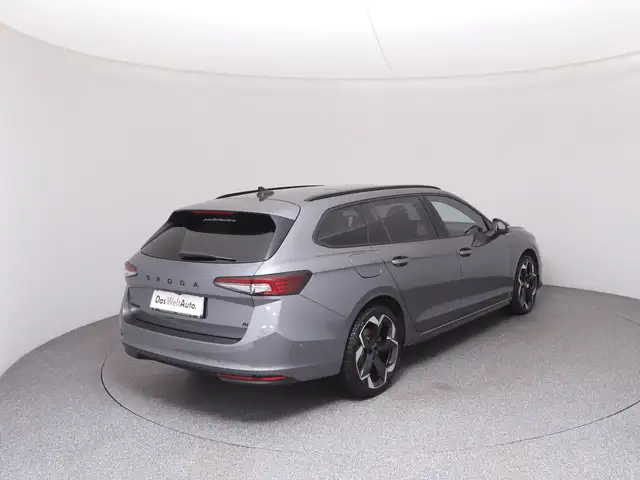 Skoda Superb view 4