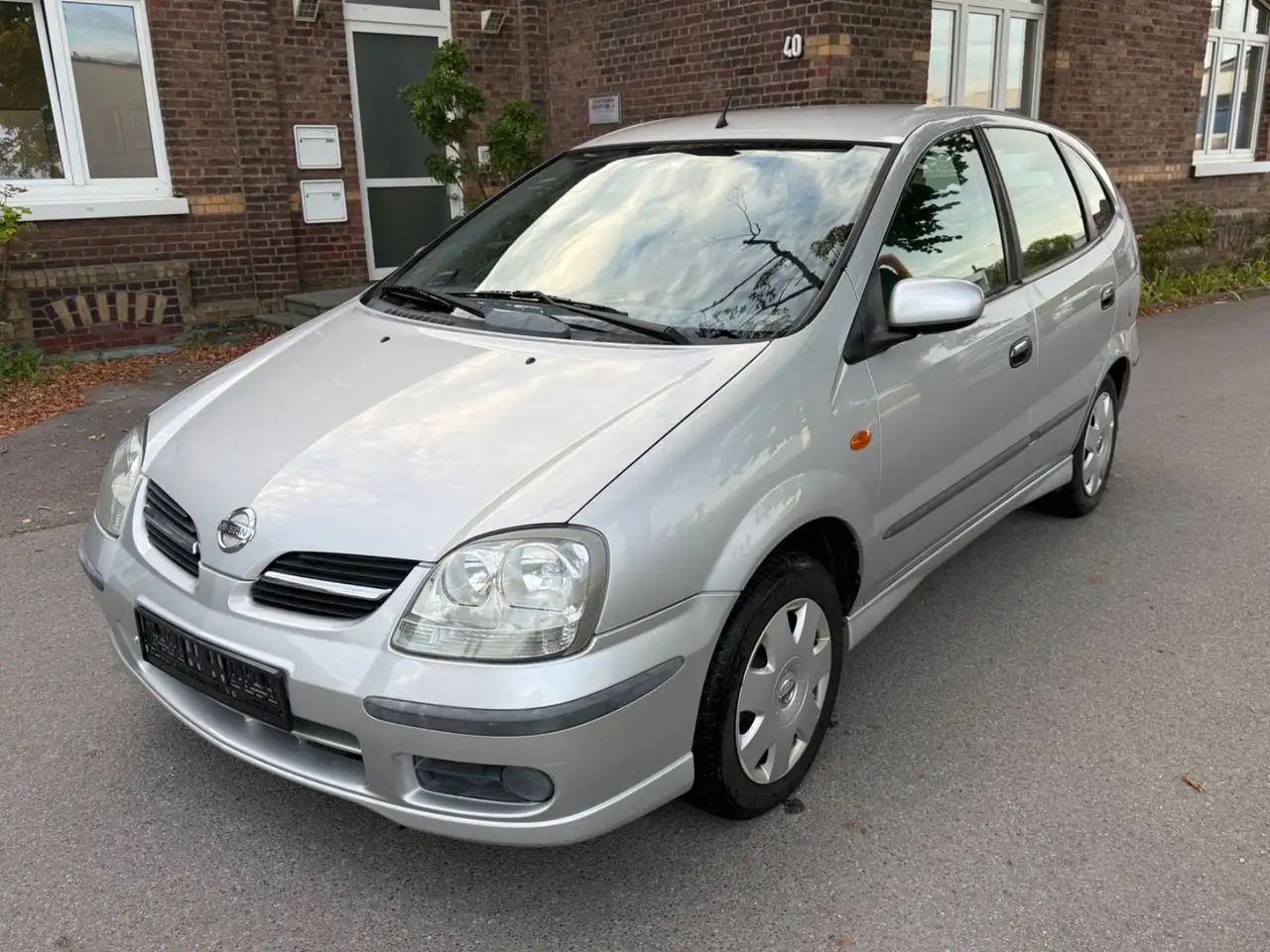 Nissan Almera Tino