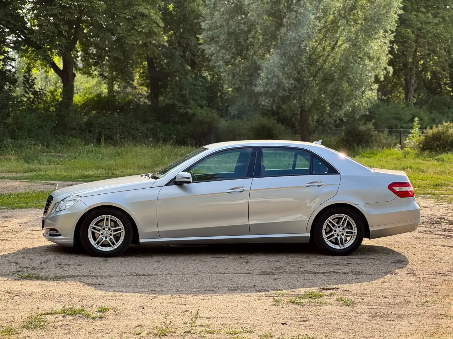 Mercedes-Benz E 200 CDI BlueEfficiency TÜV neu Silber - 2