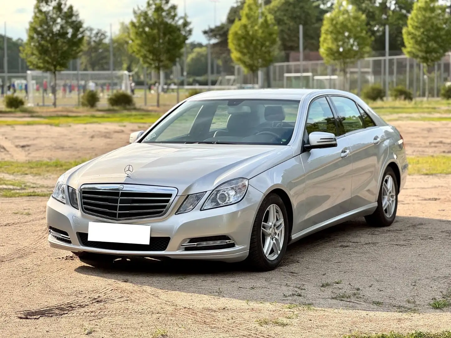 Mercedes-Benz E 200 CDI BlueEfficiency TÜV neu Silber - 1