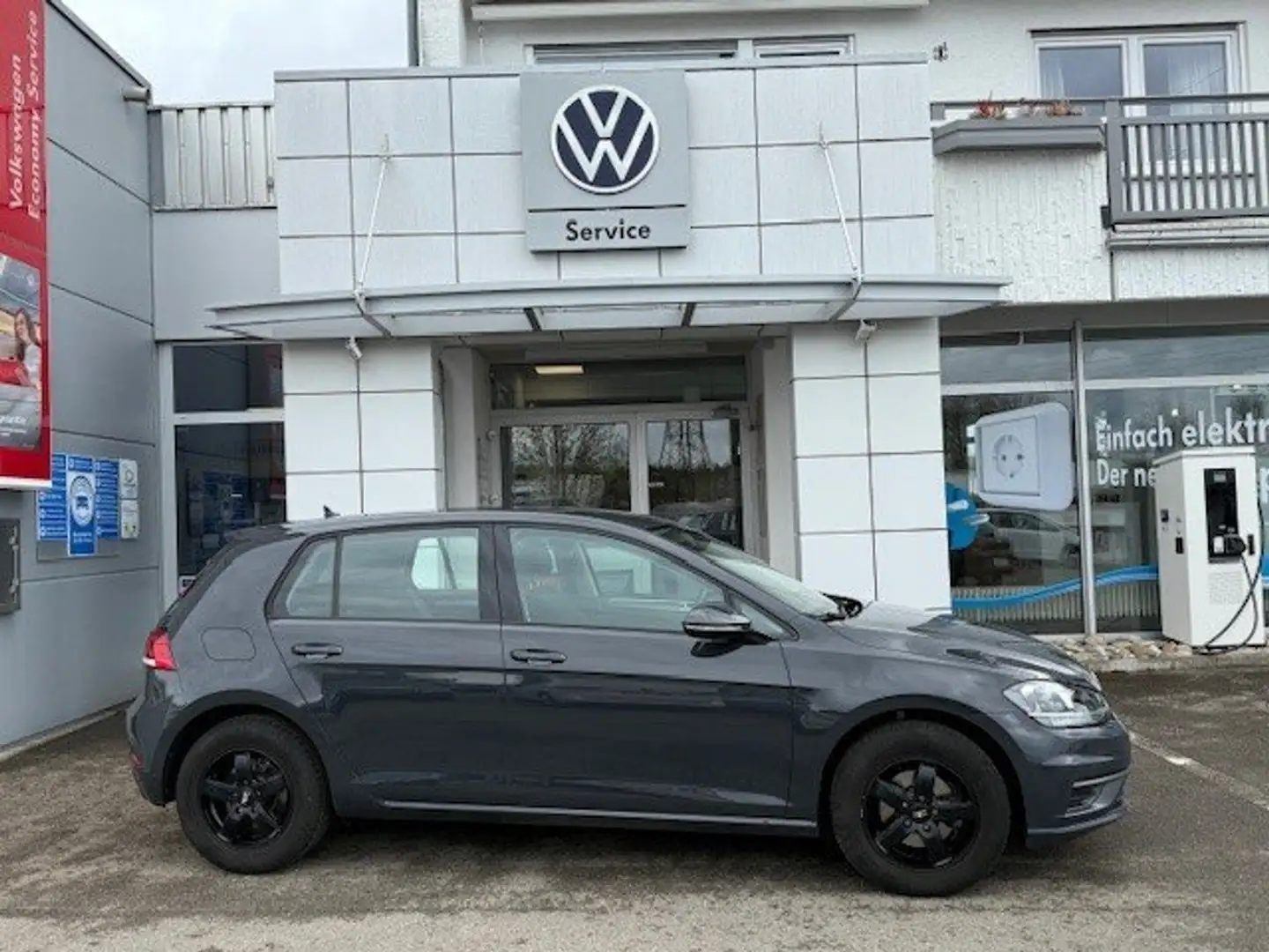 Volkswagen Golf Trendline 1,0 l TSI 85 kW/116 PS 6-Gang Grau - 2