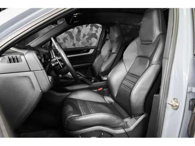 Porsche Cayenne view 9