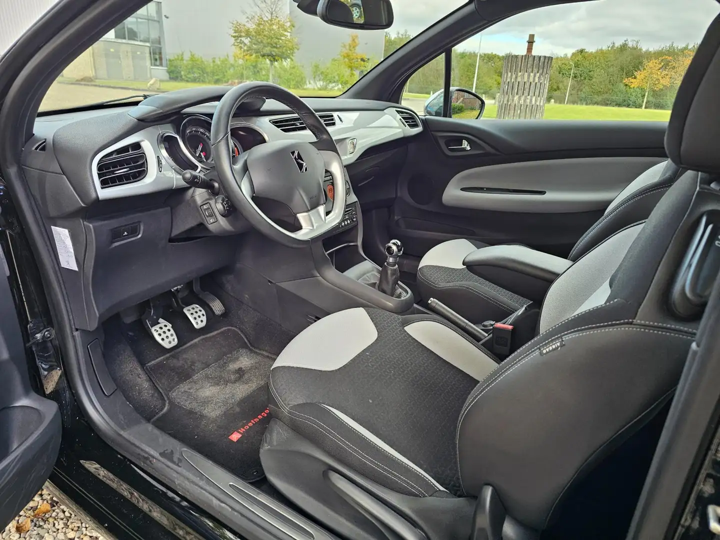 Citroen DS3 1.2 VTi Chic AIRCO/cruise *apk:11-2026* Schwarz - 2