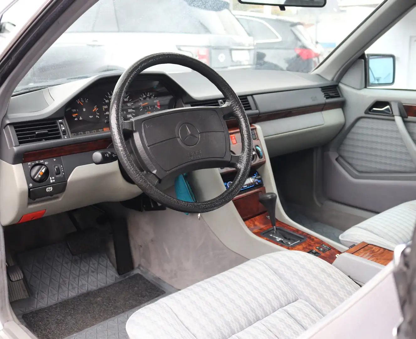 Mercedes-Benz 230 CE 230 Coupé OLDTIMER 1.HAND*TOP ZUSTAND*H-KENNZ Silber - 2