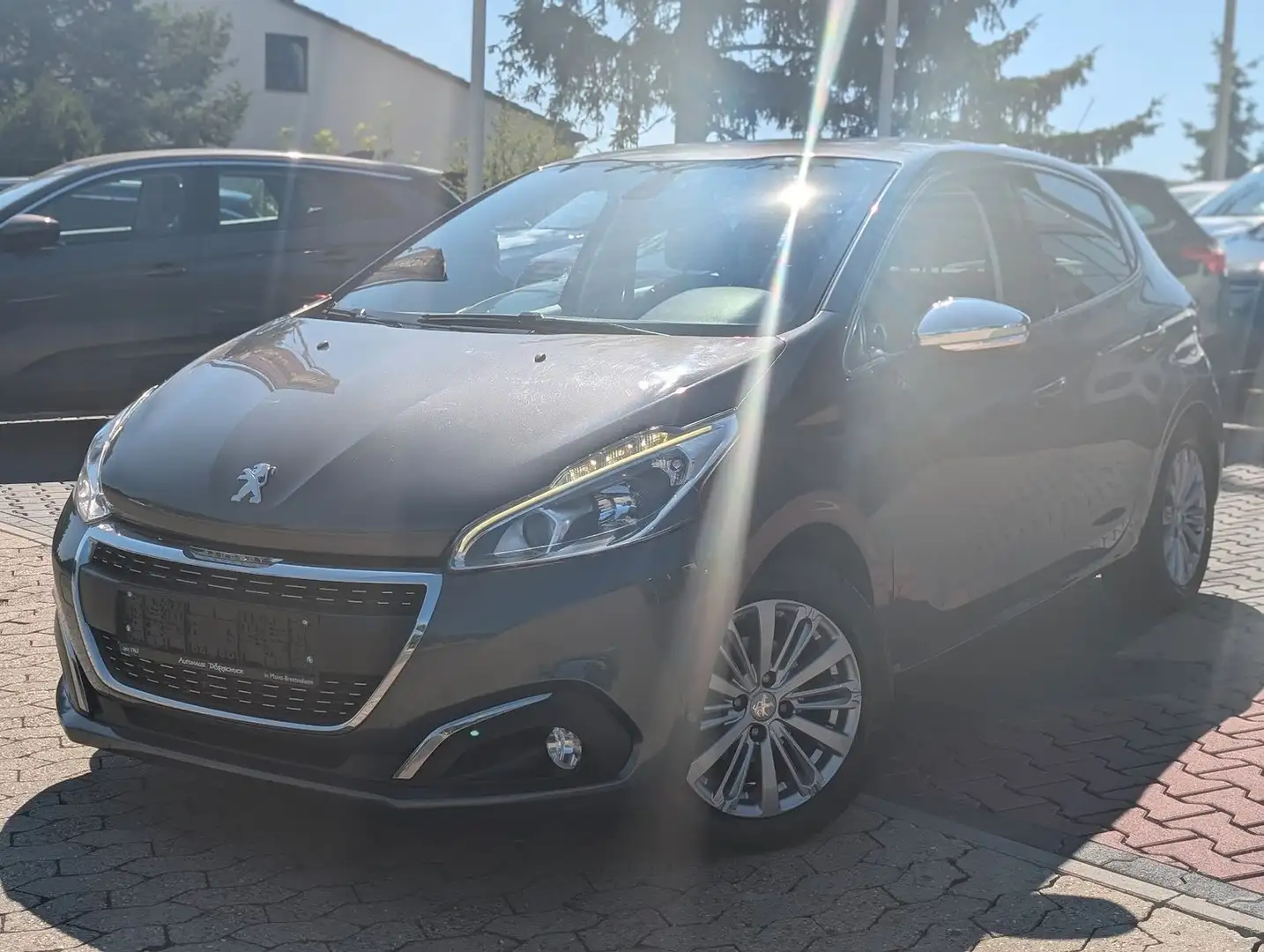 Peugeot 208 Allure PDC. Navi. BT. Klimaaut. Gris - 2