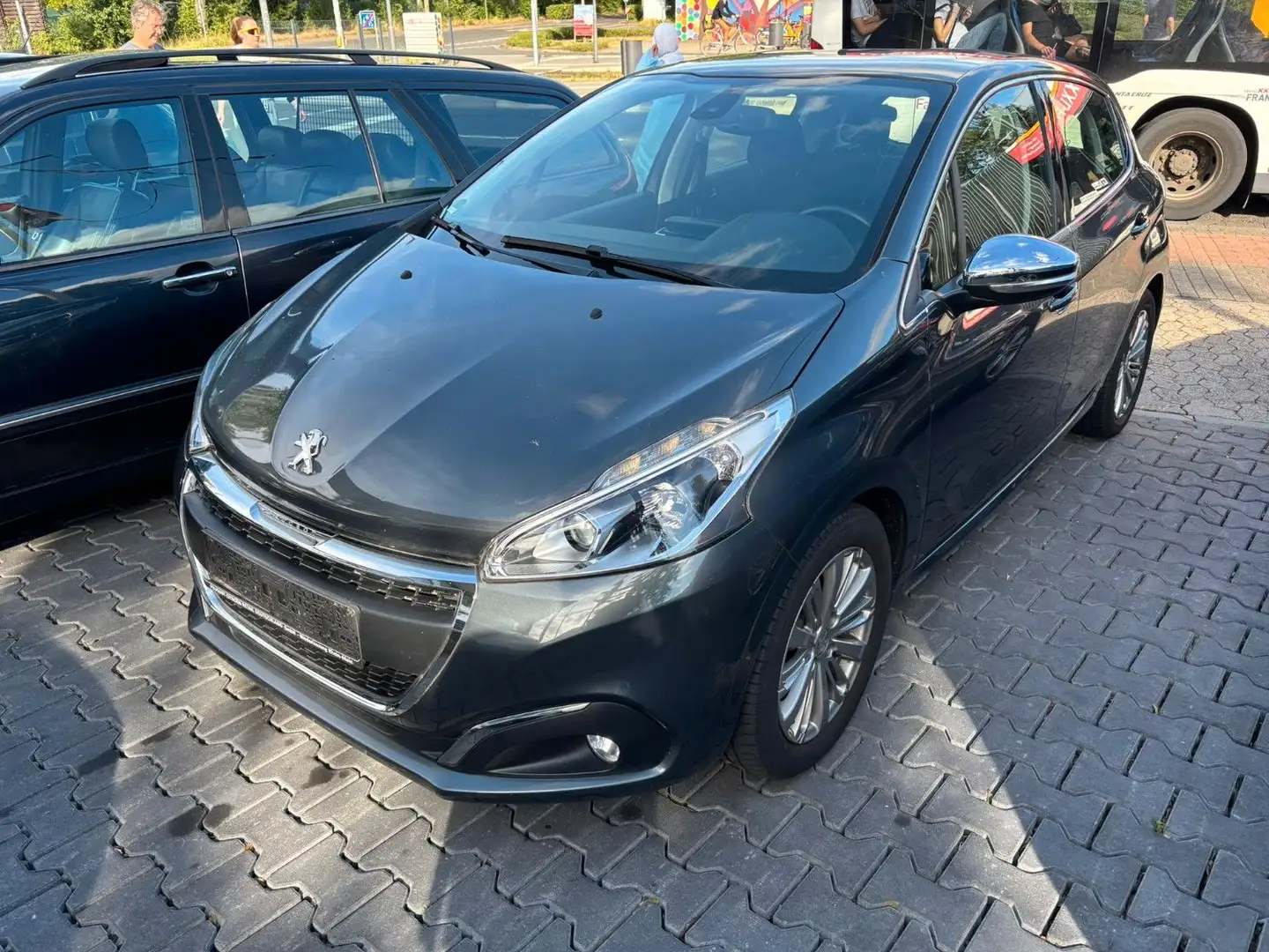 Peugeot 208 Allure PDC. Navi. BT. Klimaaut. Grau - 1