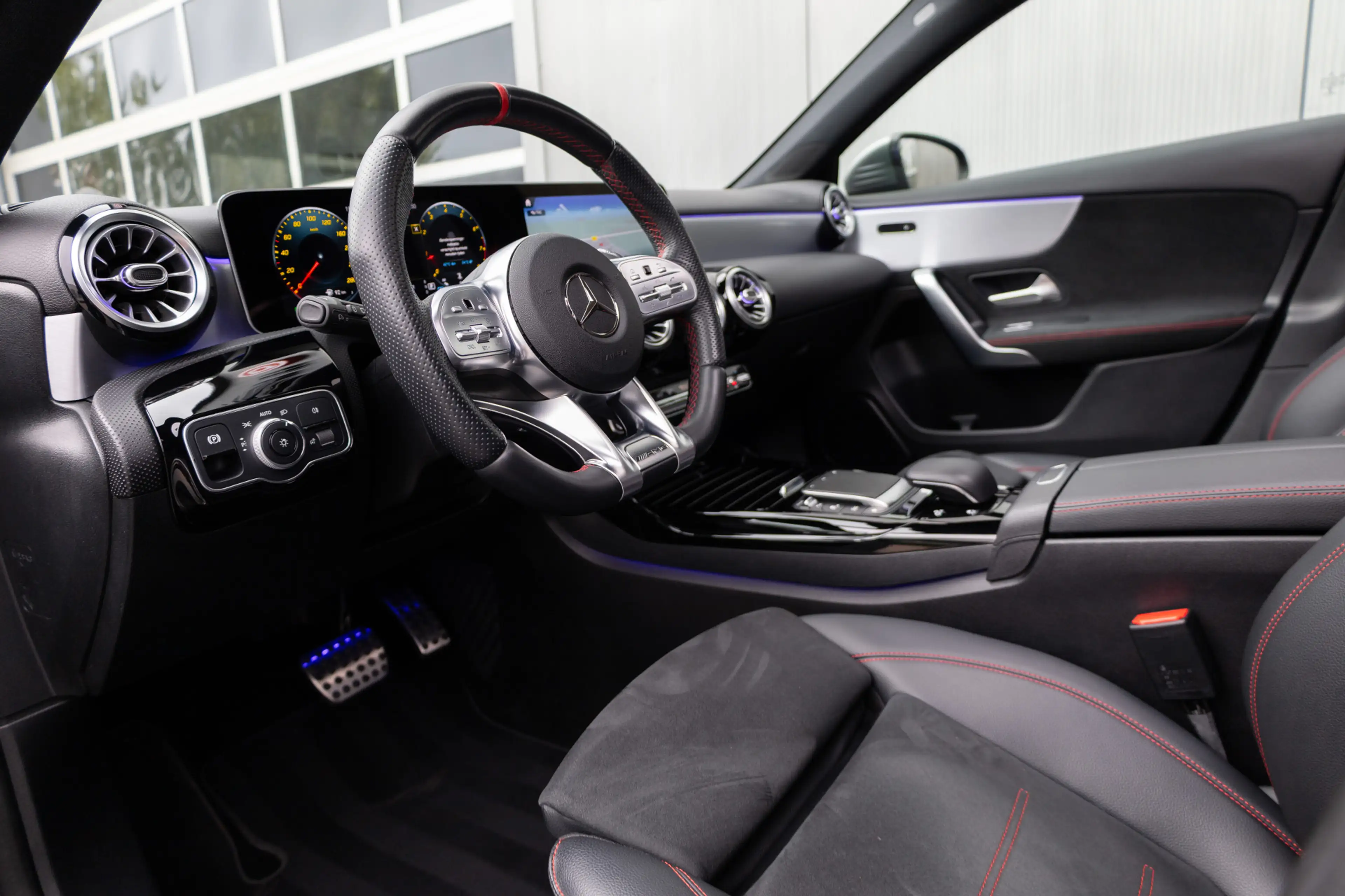 Mercedes-Benz A 35 AMG 4MATIC 306 pk Premium Plus AMG-Pakket / Mat-Grijs/ — photo 3