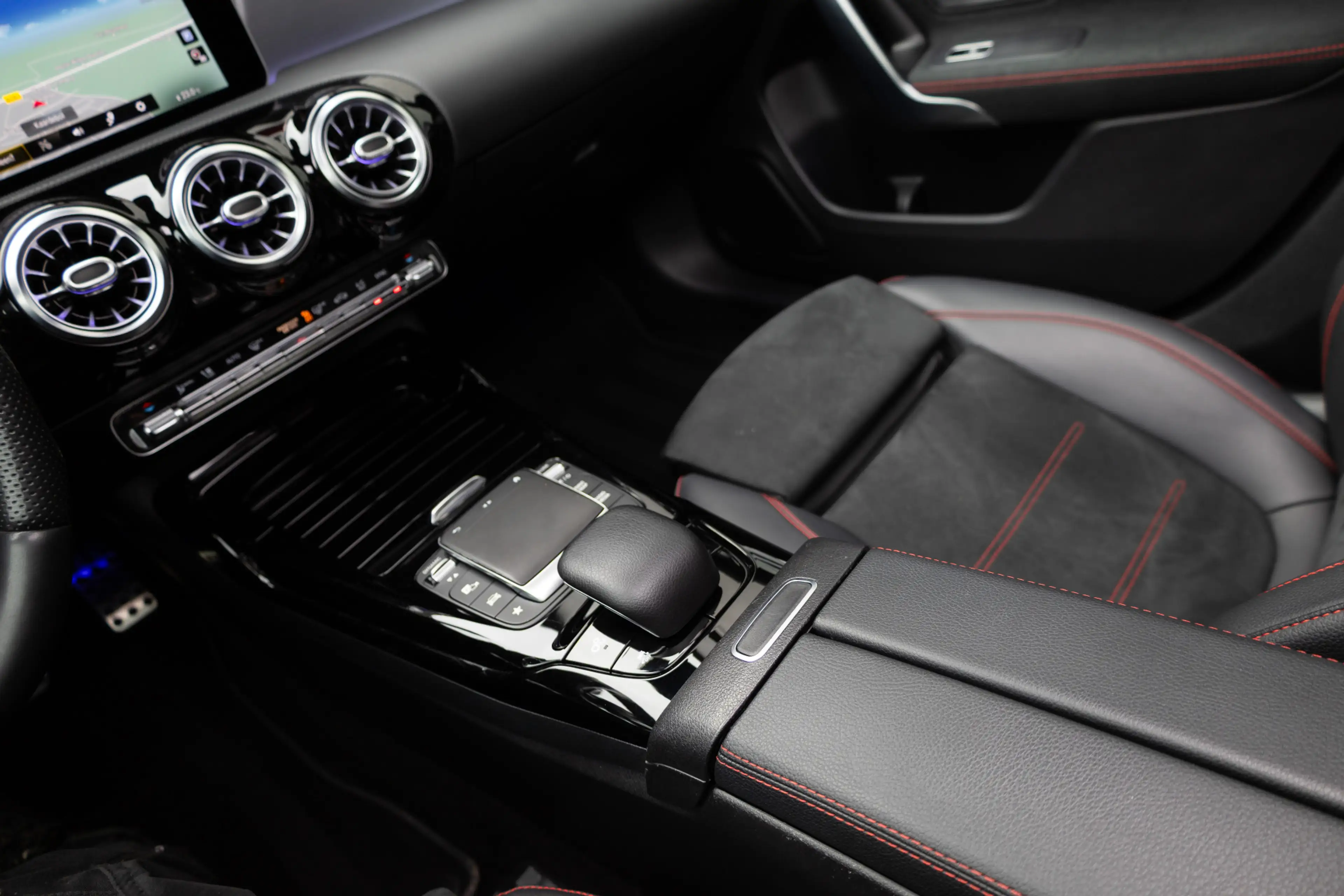 Mercedes-Benz A 35 AMG 4MATIC 306 pk Premium Plus AMG-Pakket / Mat-Grijs/ — photo 31