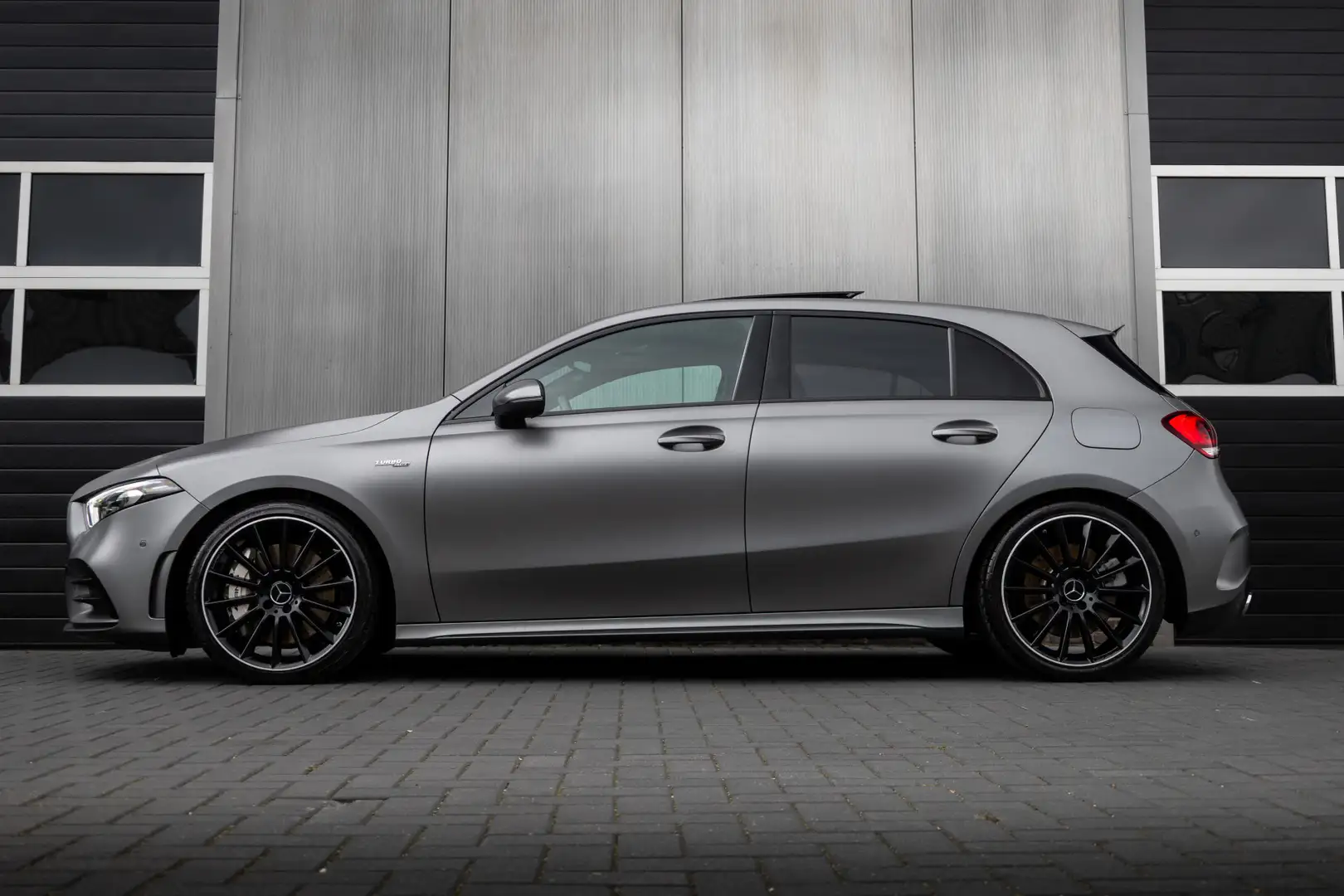 Mercedes-Benz A 35 AMG 4MATIC 306 pk Premium Plus AMG-Pakket / Mat-Grijs/ Grijs - 2