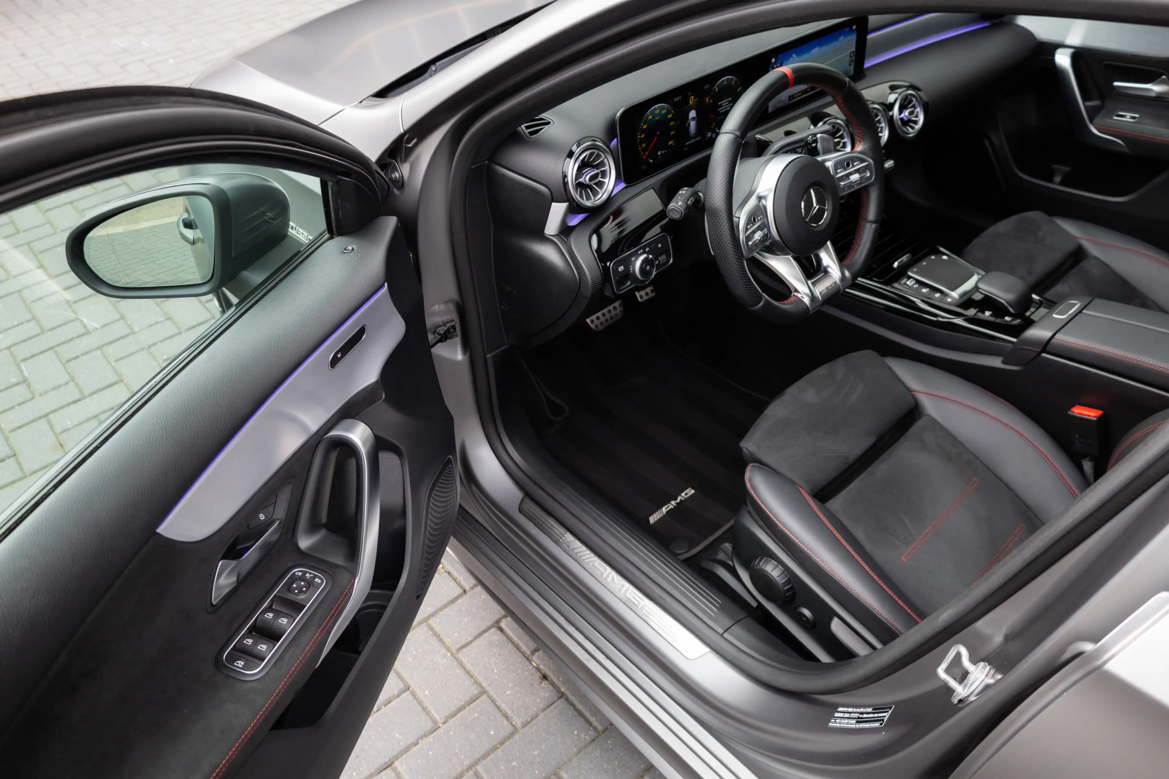 Mercedes-Benz A 35 AMG 4MATIC 306 pk Premium Plus AMG-Pakket / Mat-Grijs/ — photo 11
