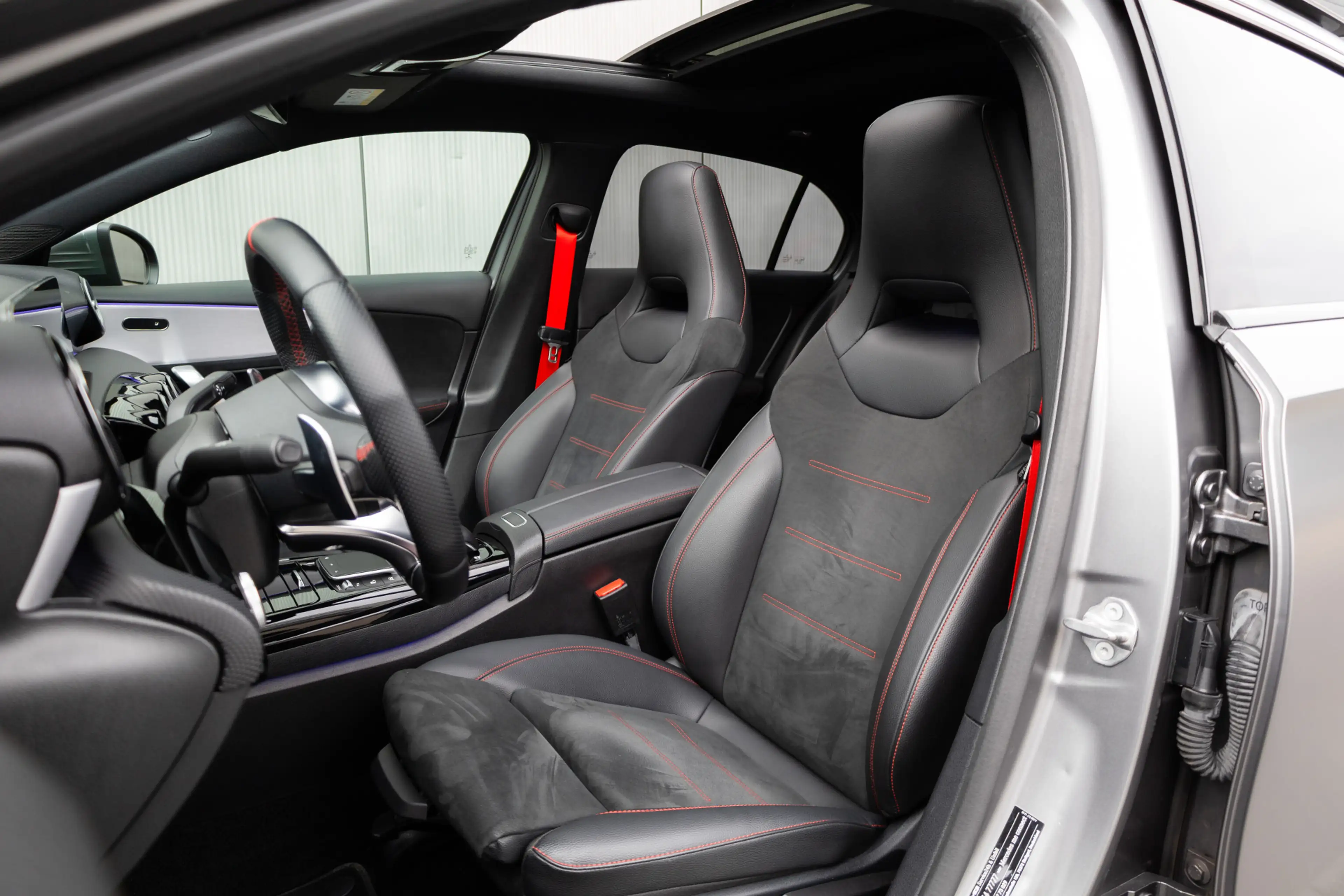 Mercedes-Benz A 35 AMG 4MATIC 306 pk Premium Plus AMG-Pakket / Mat-Grijs/ — photo 4