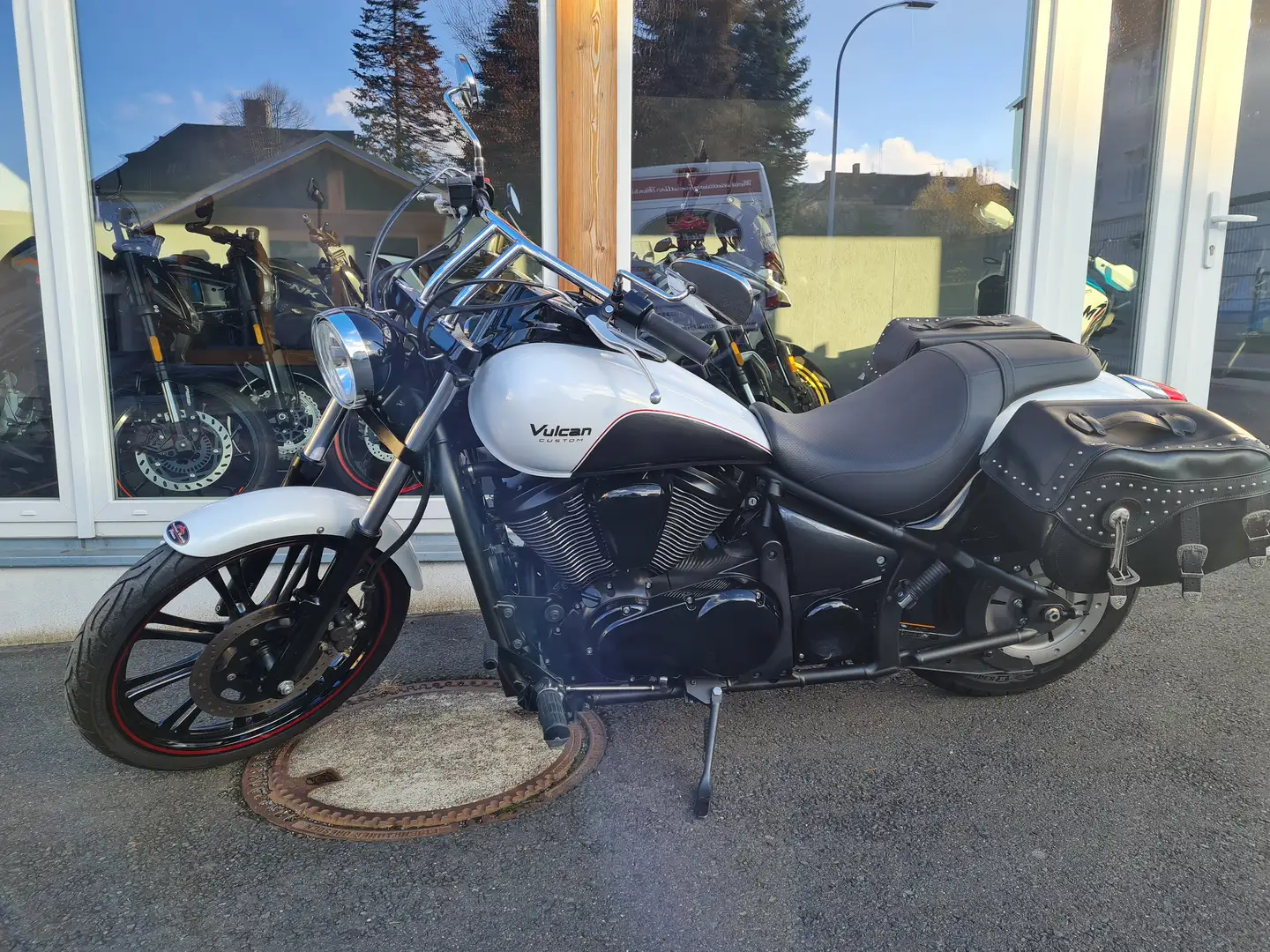Kawasaki Vulcan 900 SE Custom Blanc - 2