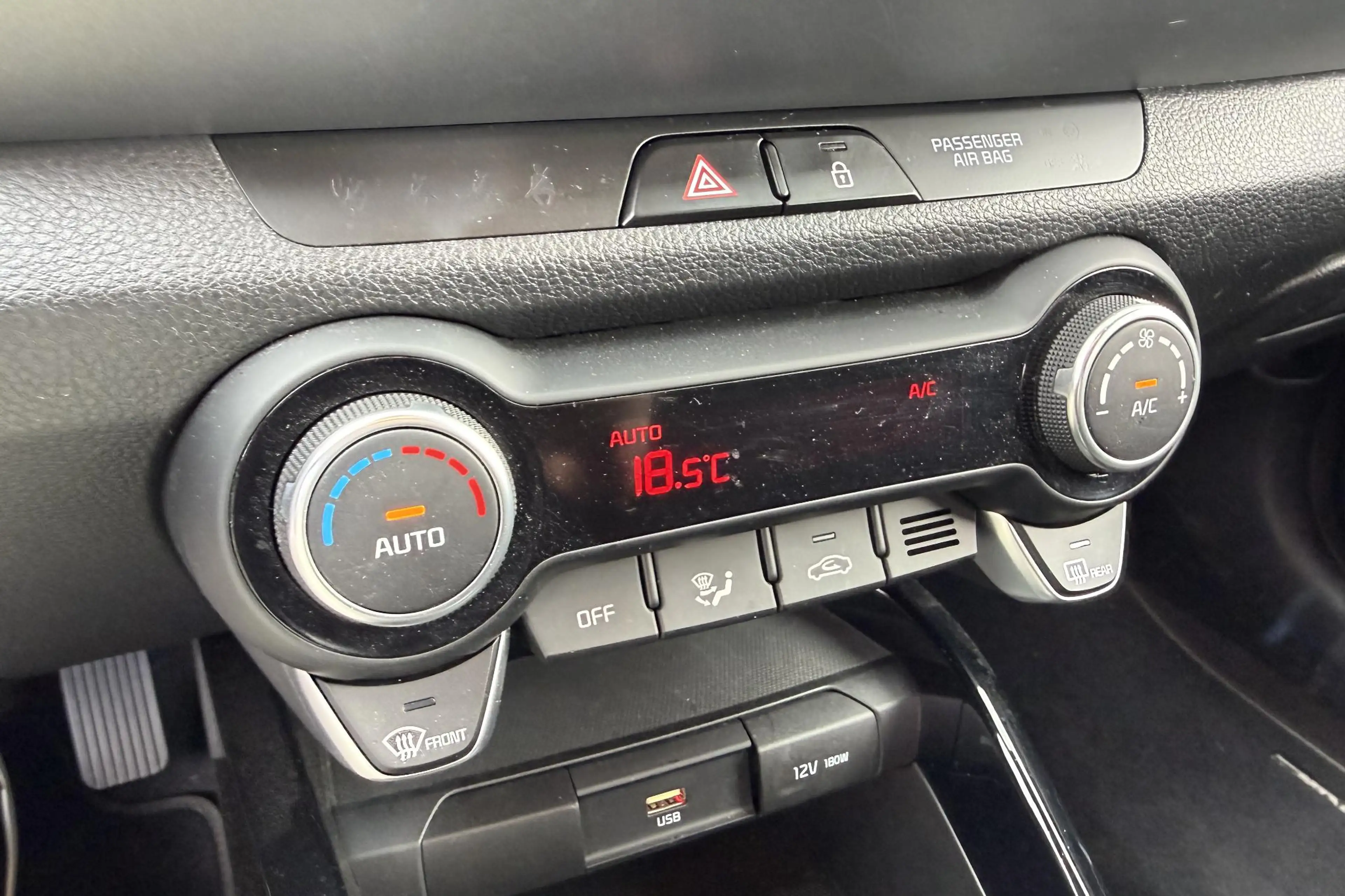 Kia Stonic 1.0 T-GDi MHEV DynamicPlusLine | Climate control | — photo 15