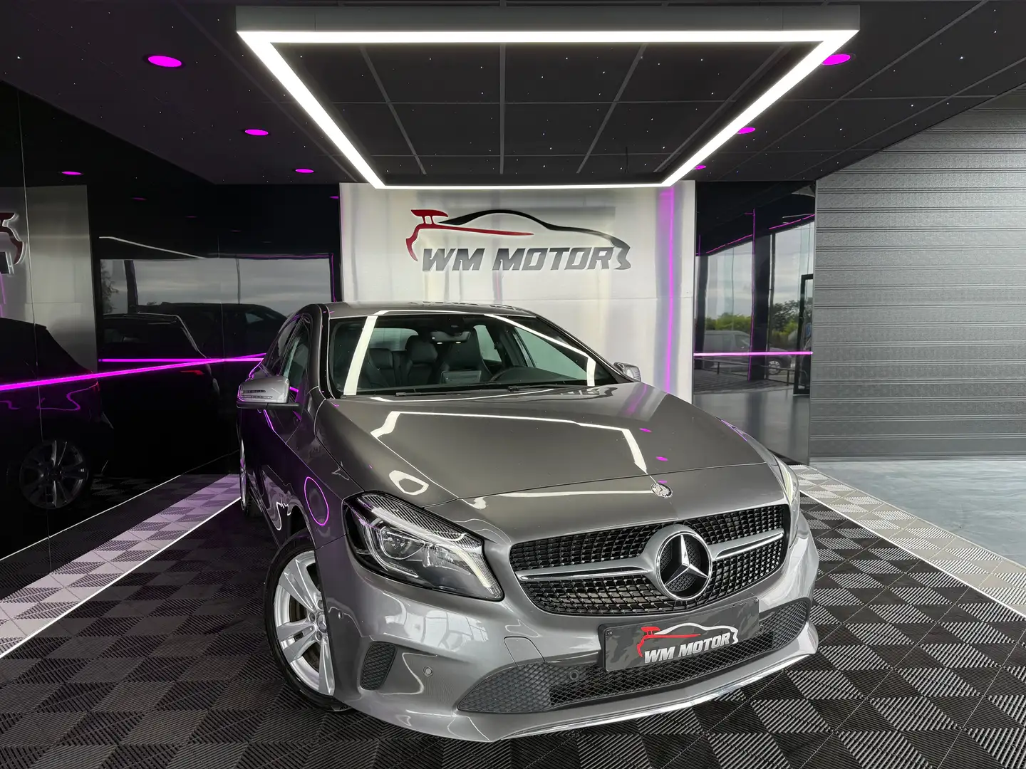 Mercedes-Benz A 180 d Pack Sport Gris - 2