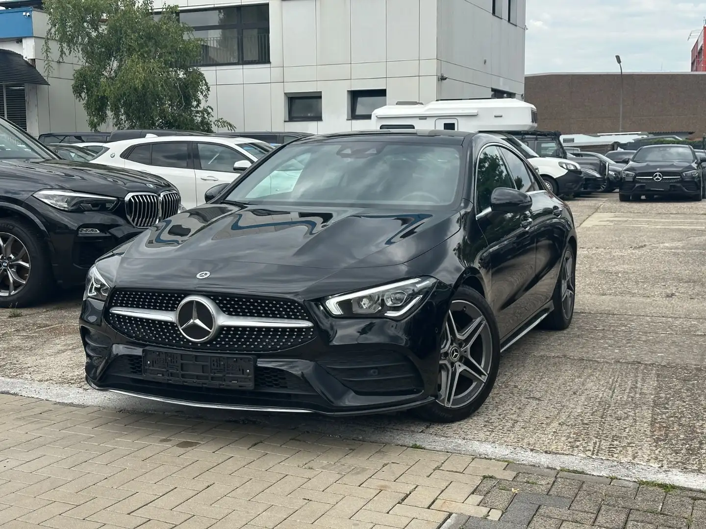 Mercedes-Benz CLA 180 /Pano//Kamera//LED//AMG Line// Schwarz - 1