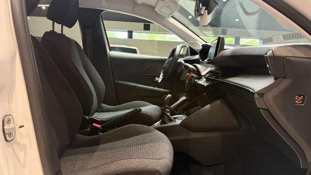 Peugeot 208 — photo 12