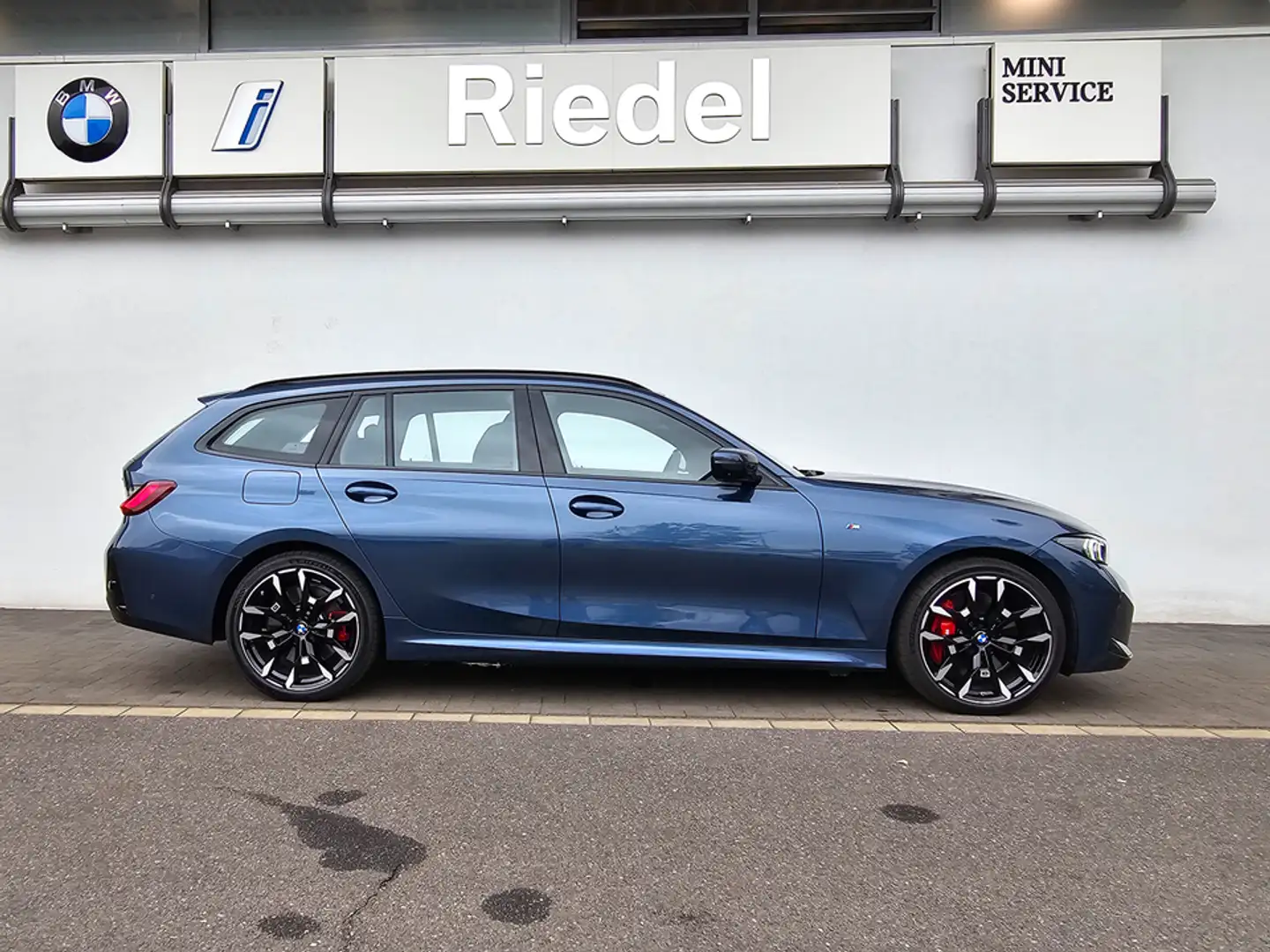 BMW 330 e Touring M Sportpaket Pro*Pano*AHK*adapLED* Blau - 2