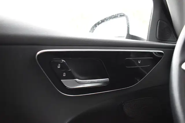 Mercedes-Benz C-Class view 11