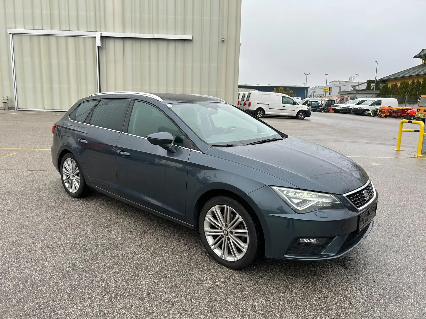 SEAT Leon ST 1.6 TDI Xcellence ** LED-SW ** AHK ** Grau - 1