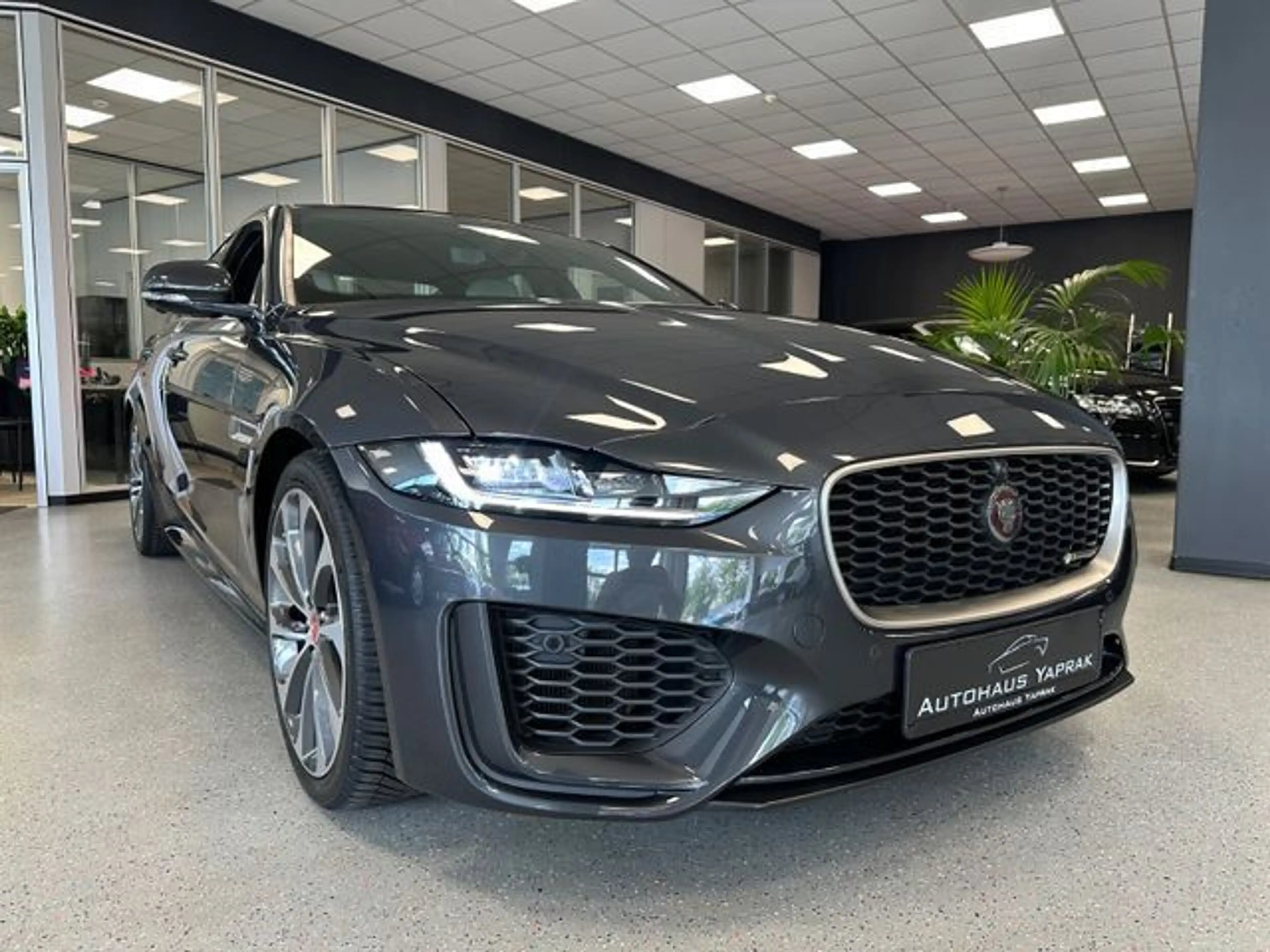 Jaguar XE R-Dynamic HSE|360°|Meridian|18-Wege|DAB+|19" — photo 8