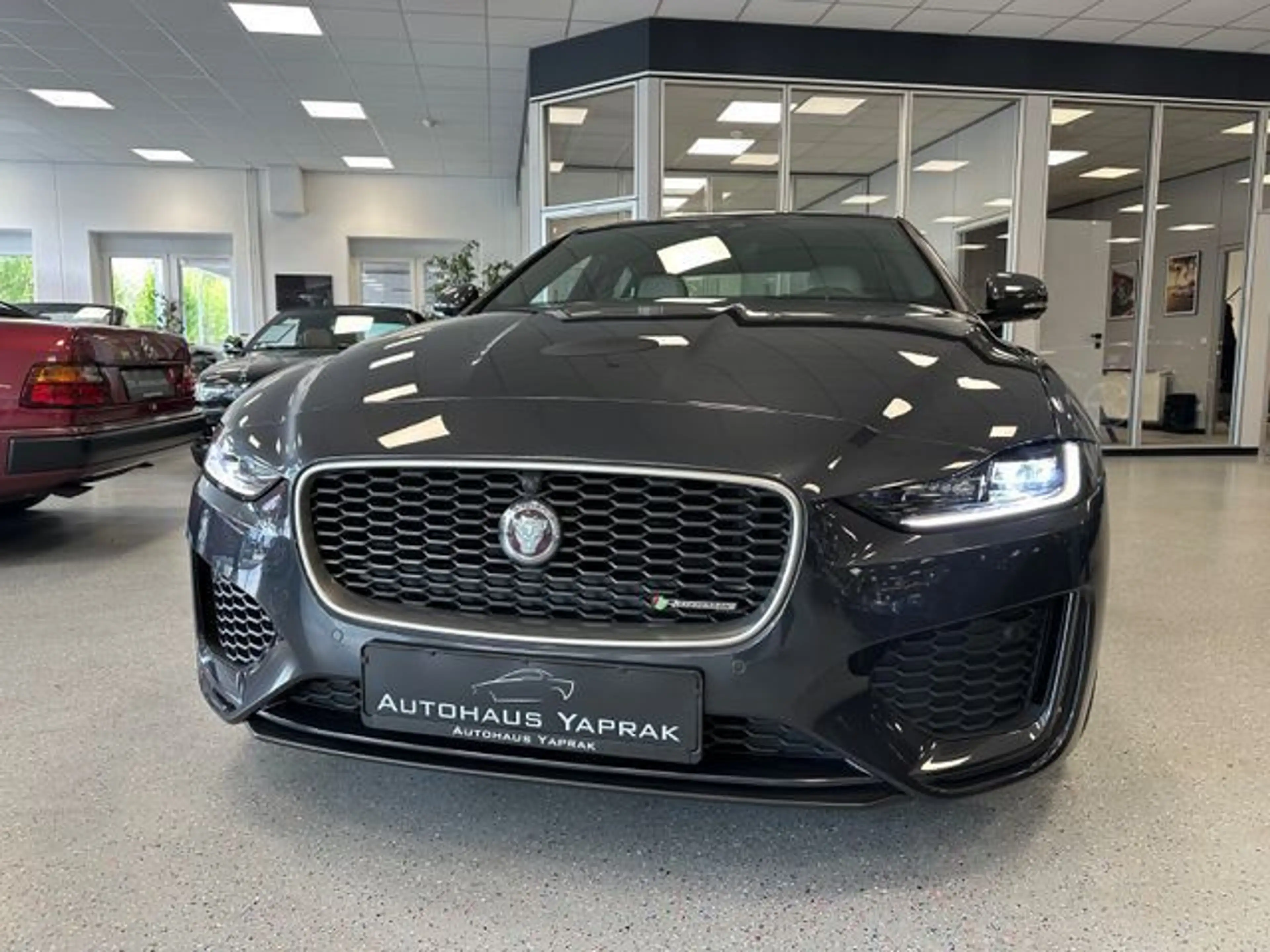 Jaguar XE R-Dynamic HSE|360°|Meridian|18-Wege|DAB+|19" — photo 7