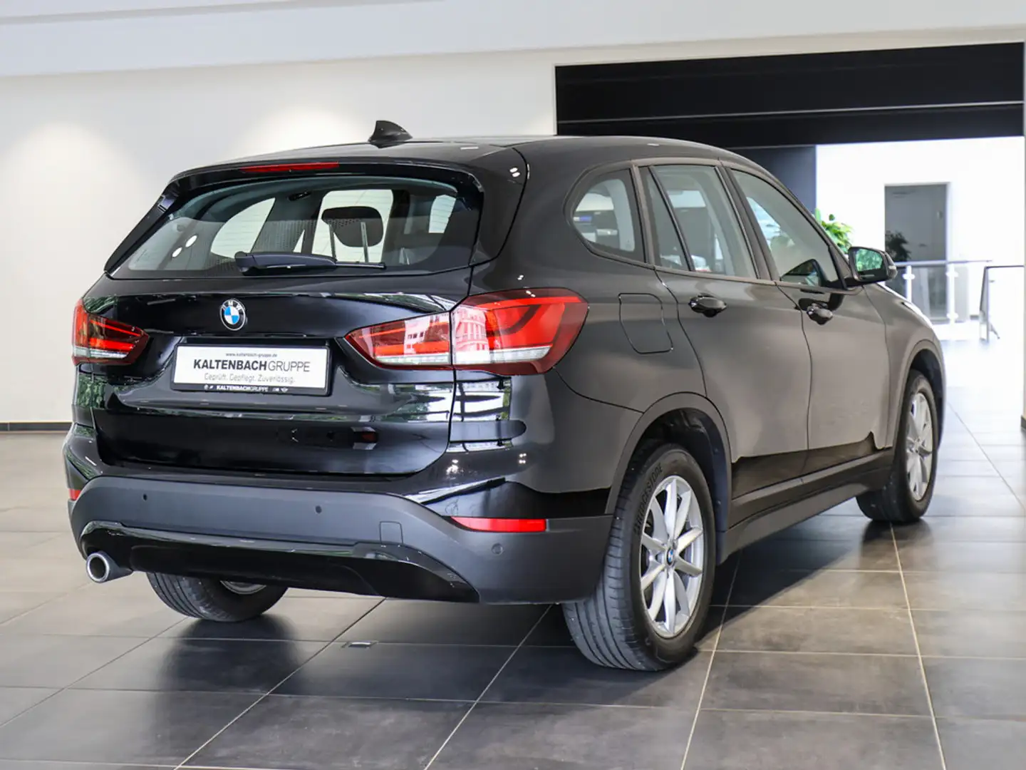 BMW X1 sDrive18i Advantage FACEL. LED NAVI SHZ Zwart - 2