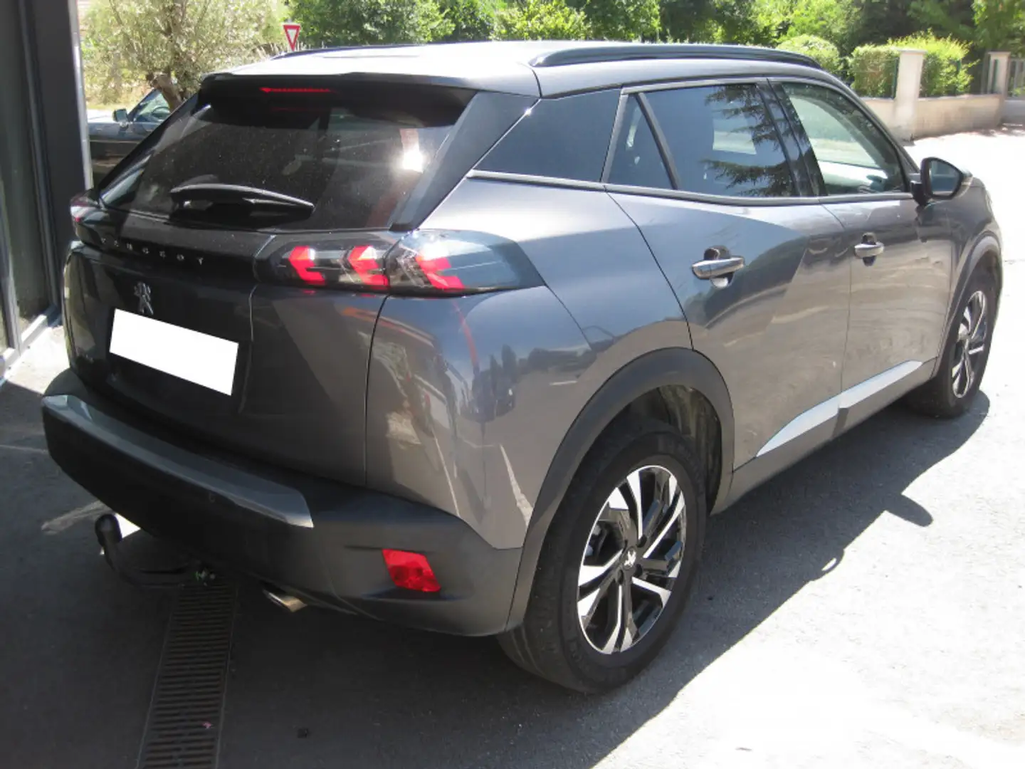 Peugeot 2008 1.5 BLUEHDI 110CH S\u0026S ALLURE BUSINESS Gris - 2