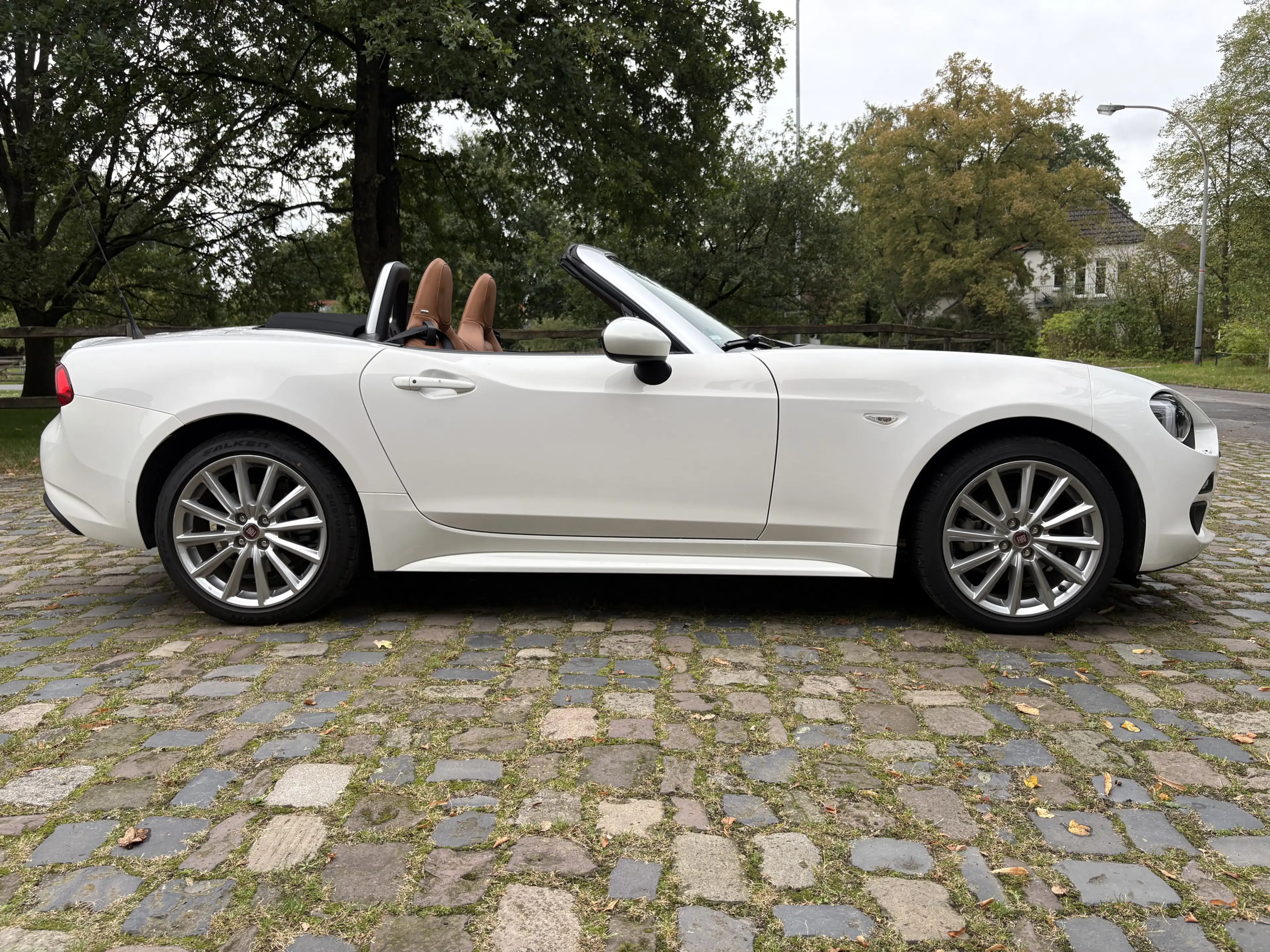 Fiat 124 Spider Lusso LED BOSE LEDER Handy-FSE 1.Hand — photo 8