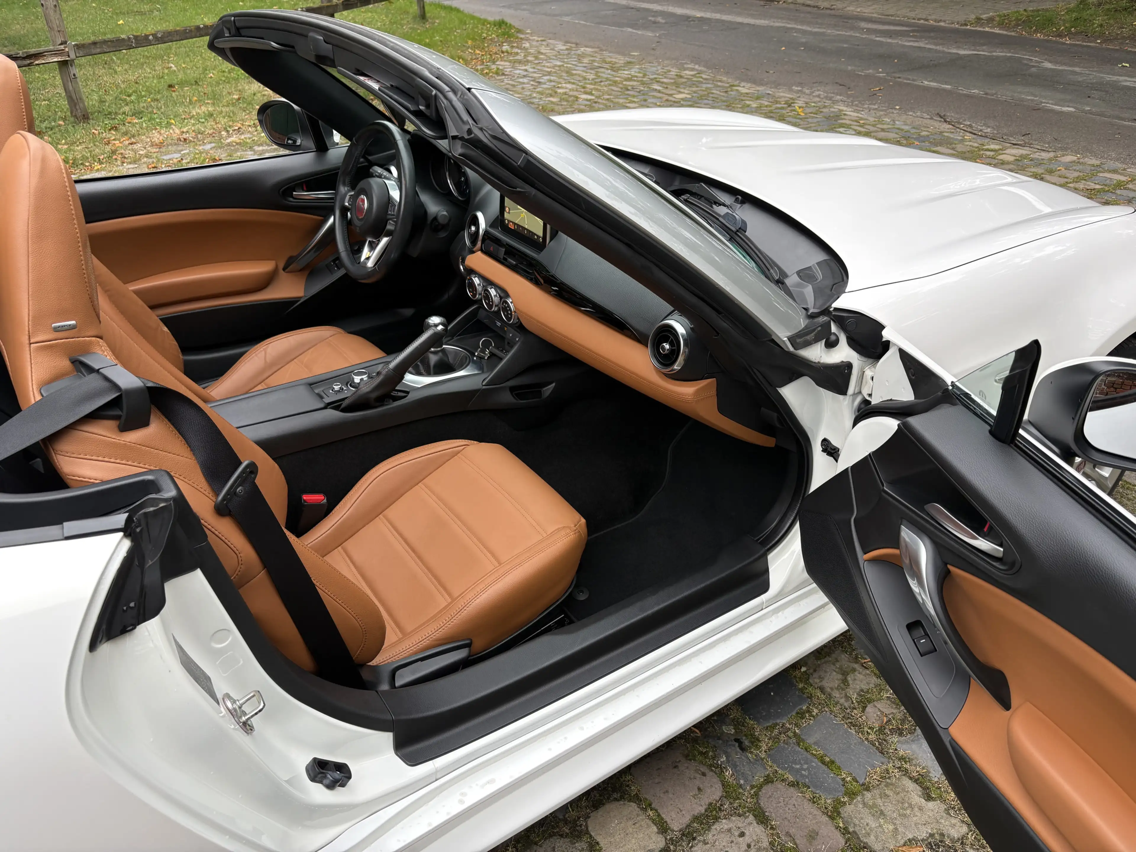Fiat 124 Spider Lusso LED BOSE LEDER Handy-FSE 1.Hand — photo 11