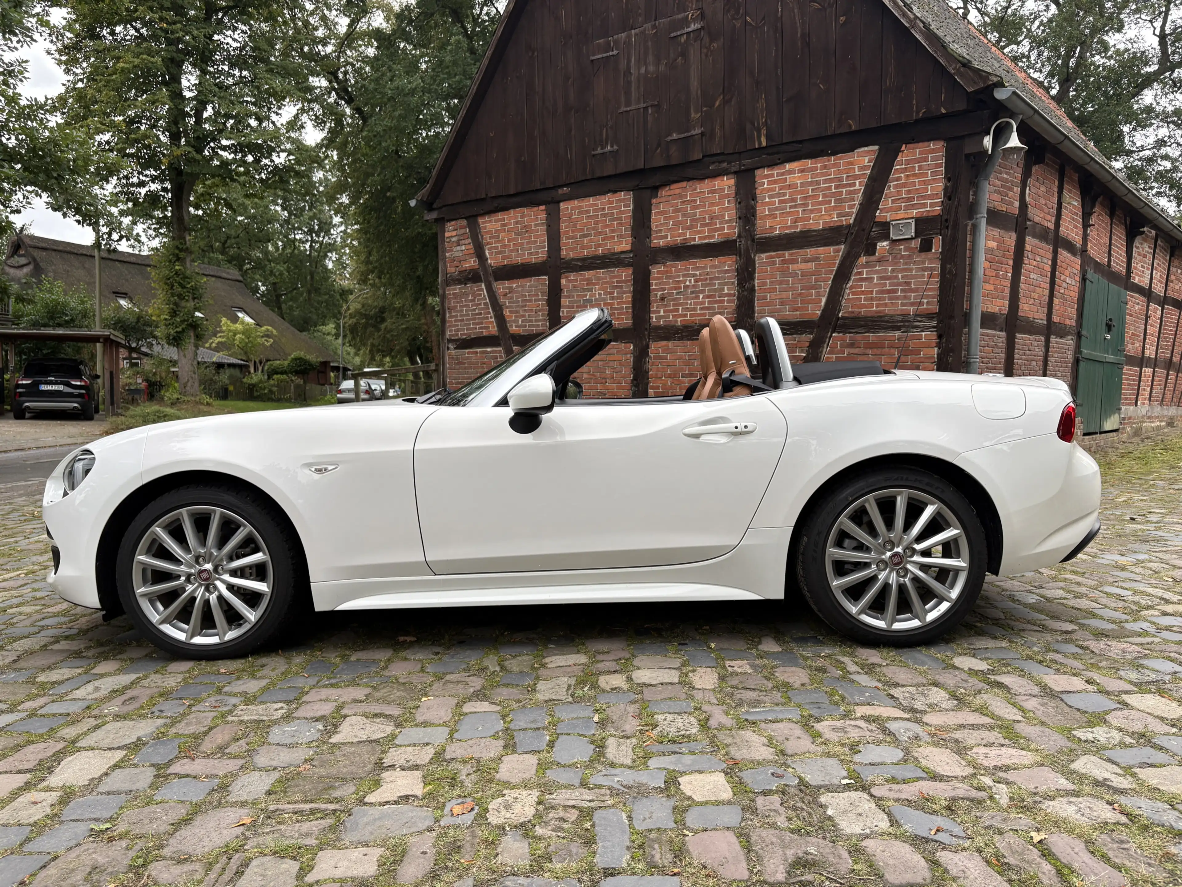 Fiat 124 Spider Lusso LED BOSE LEDER Handy-FSE 1.Hand — photo 7