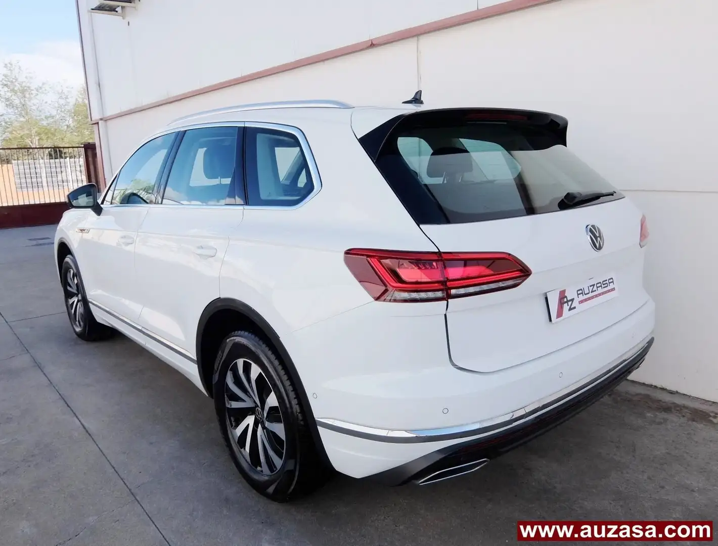 Volkswagen Touareg 3.0TDI V6 Premium Tiptronic Elegance 4M 170kW Blanco - 2