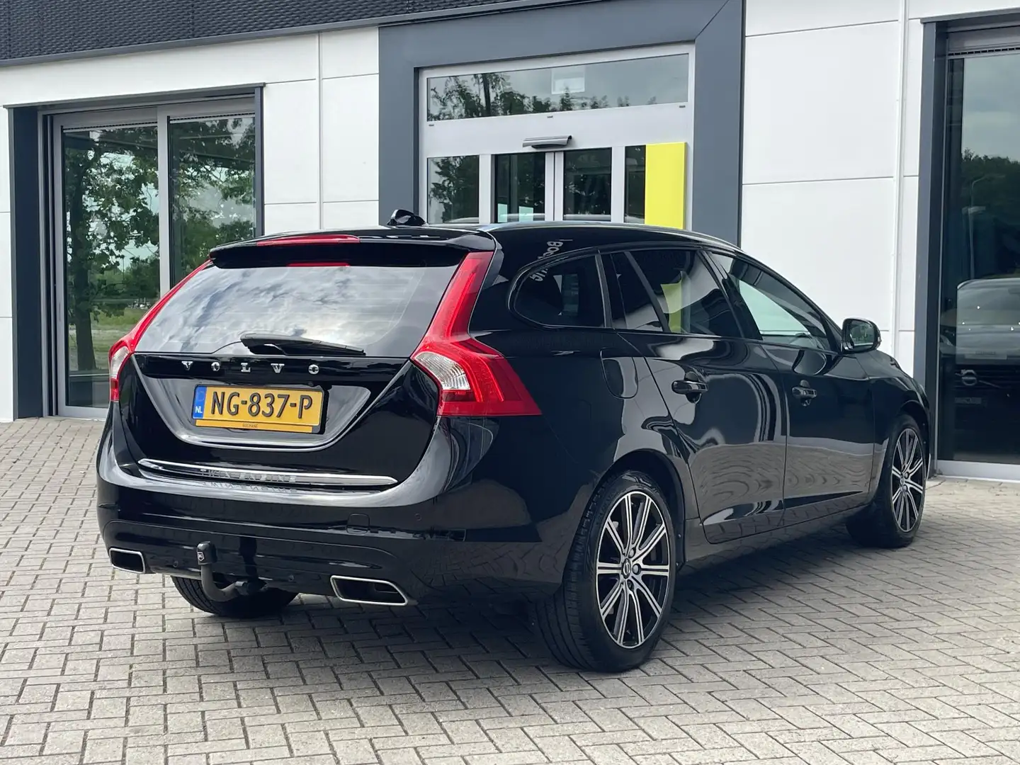Volvo V60 2.4 D6 Twin Engine Momentum Black - 2