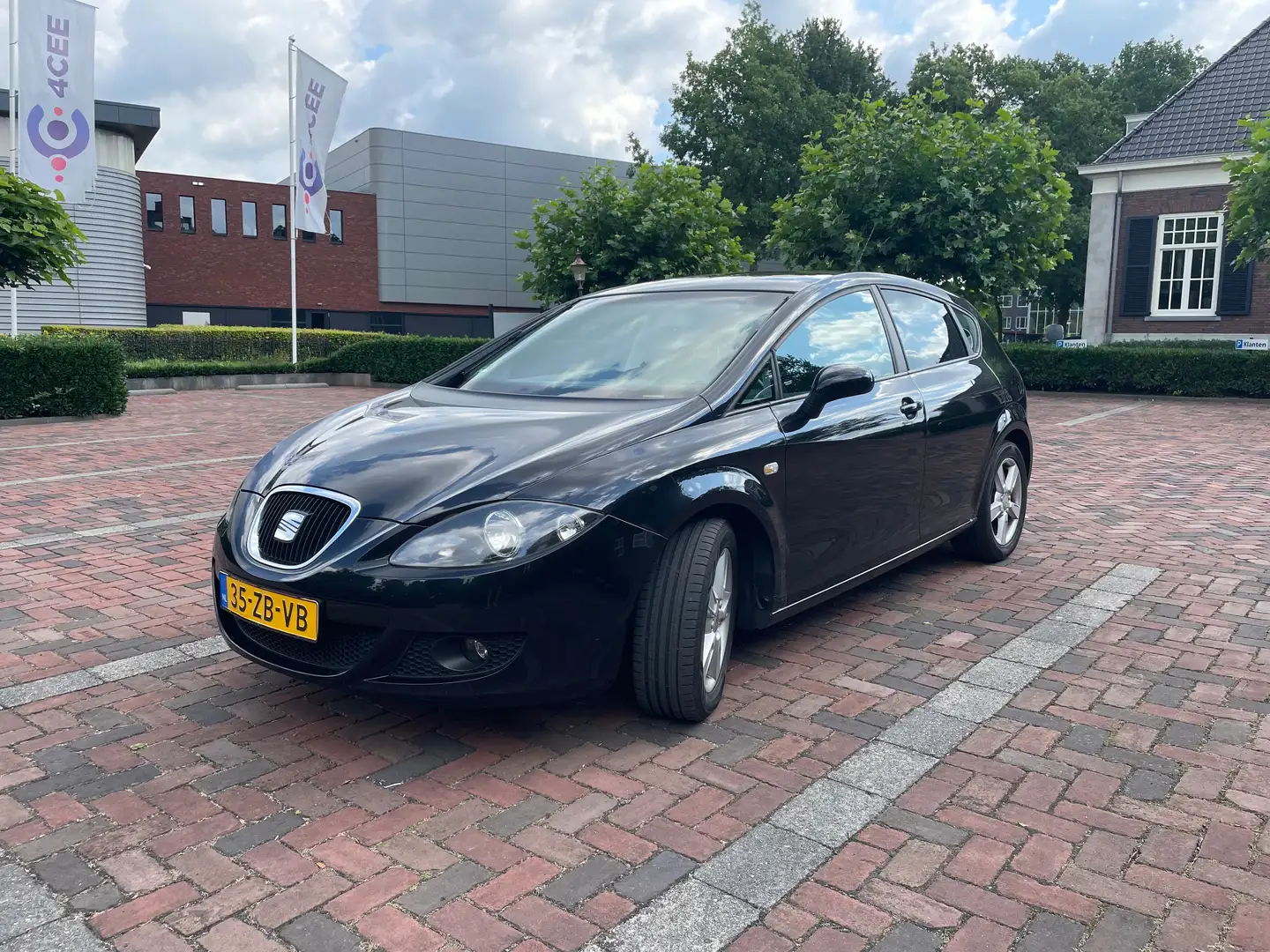 SEAT Leon Leon 1.6 Sportstyle Czarny - 1