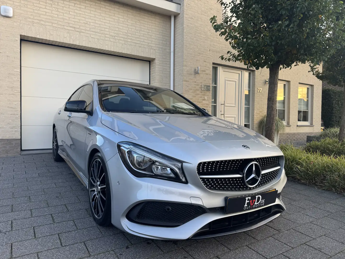 Mercedes-Benz CLA 180 AMG Edition Panoramadak Navi Nightpakket SportLede Grijs - 1