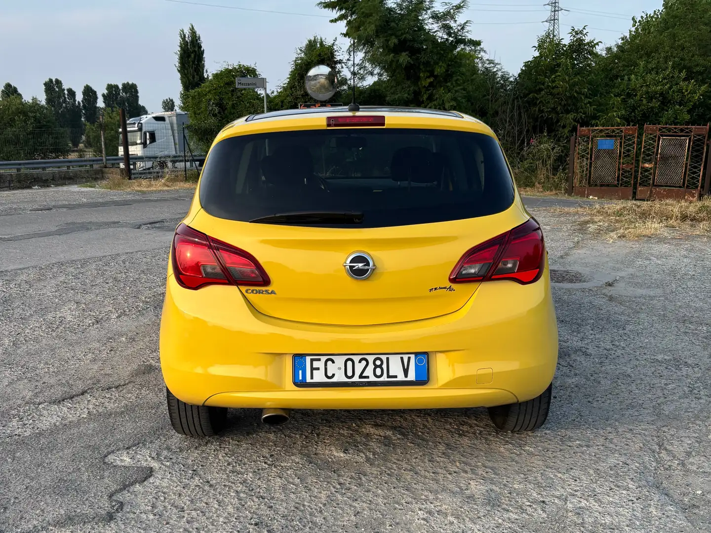 Opel Corsa Corsa V 2015 5p 1.4 b-Color Gpl 90cv Giallo - 1