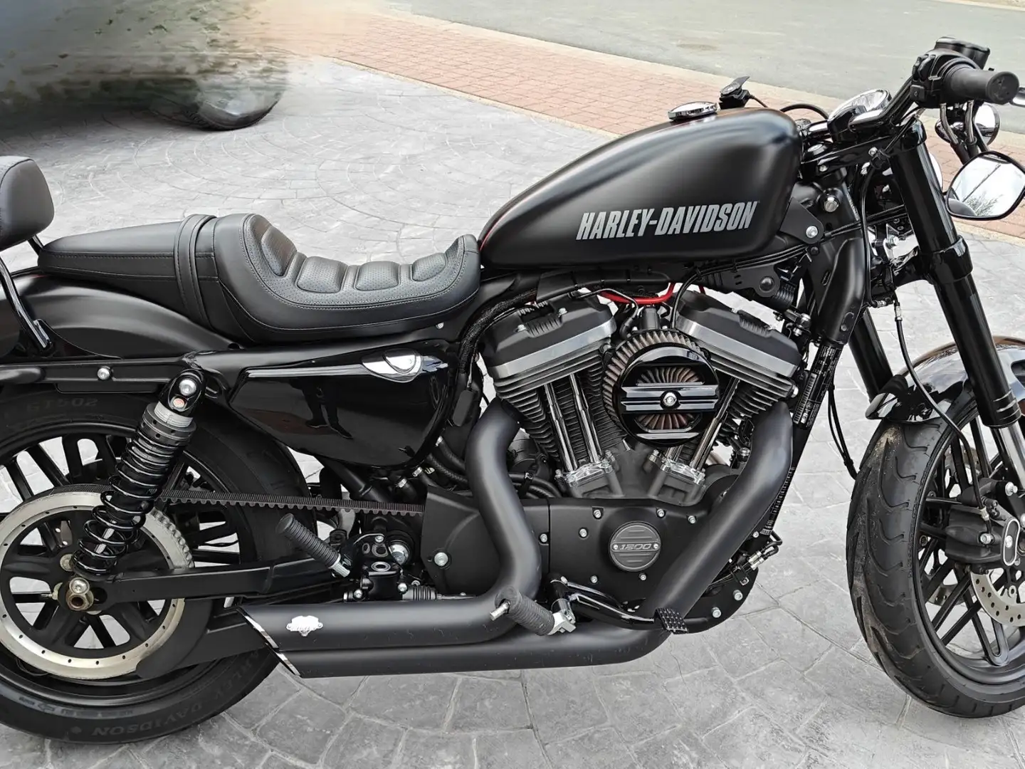 Harley-Davidson Roadster Negro - 2