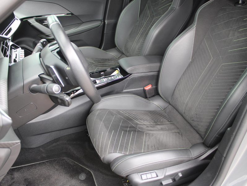Peugeot 2008 1.2 PureTech 130 GT | Navi / Camera / Alcantara — photo 14