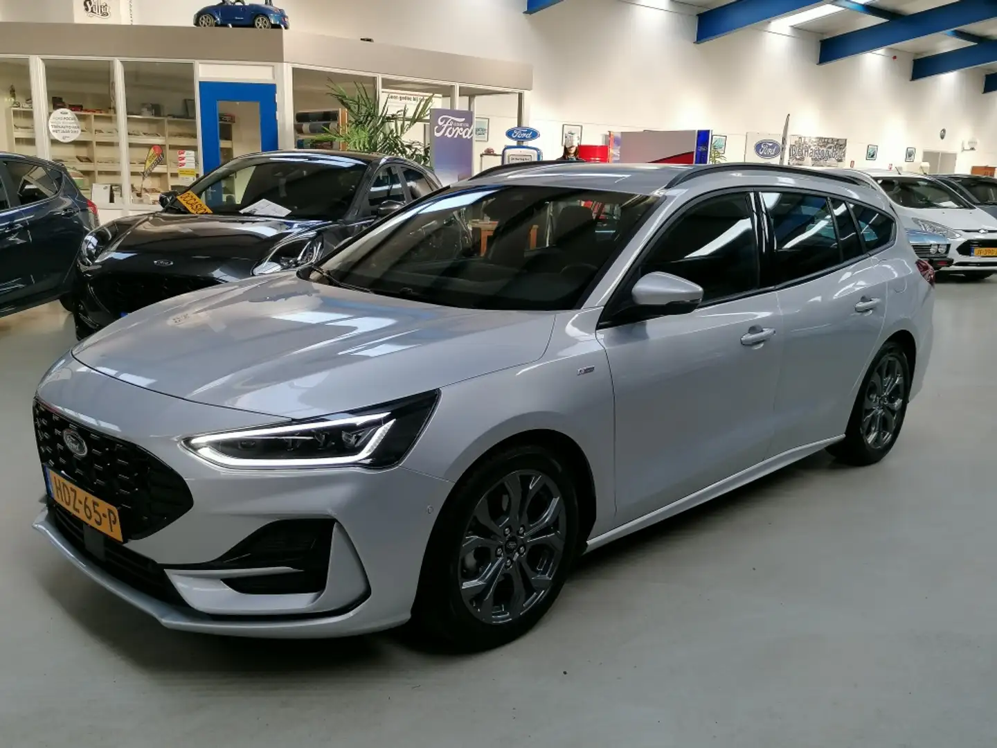 Ford Focus Wagon 125PK Hybrid ST Line Grijs - 1