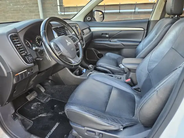 Mitsubishi Outlander view 12