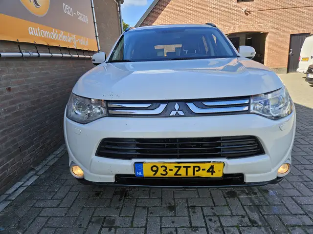 Mitsubishi Outlander view 2