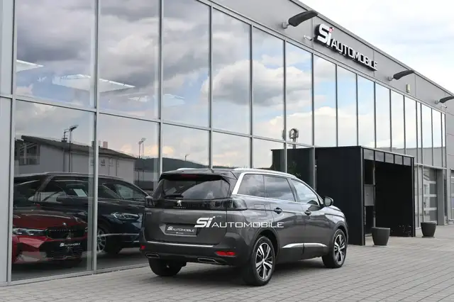 Peugeot 5008 view 5