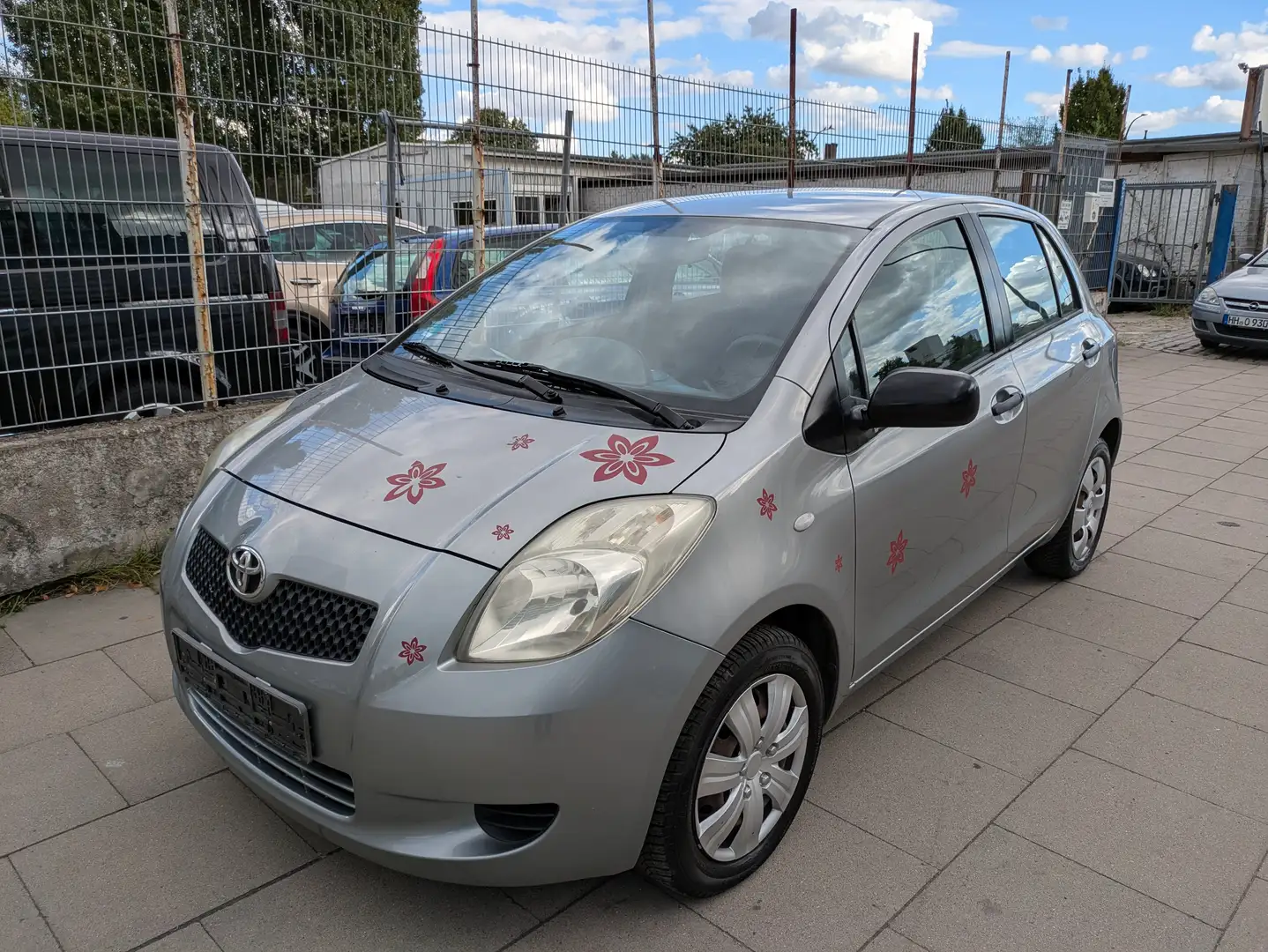 Toyota Yaris Cool Argent - 1