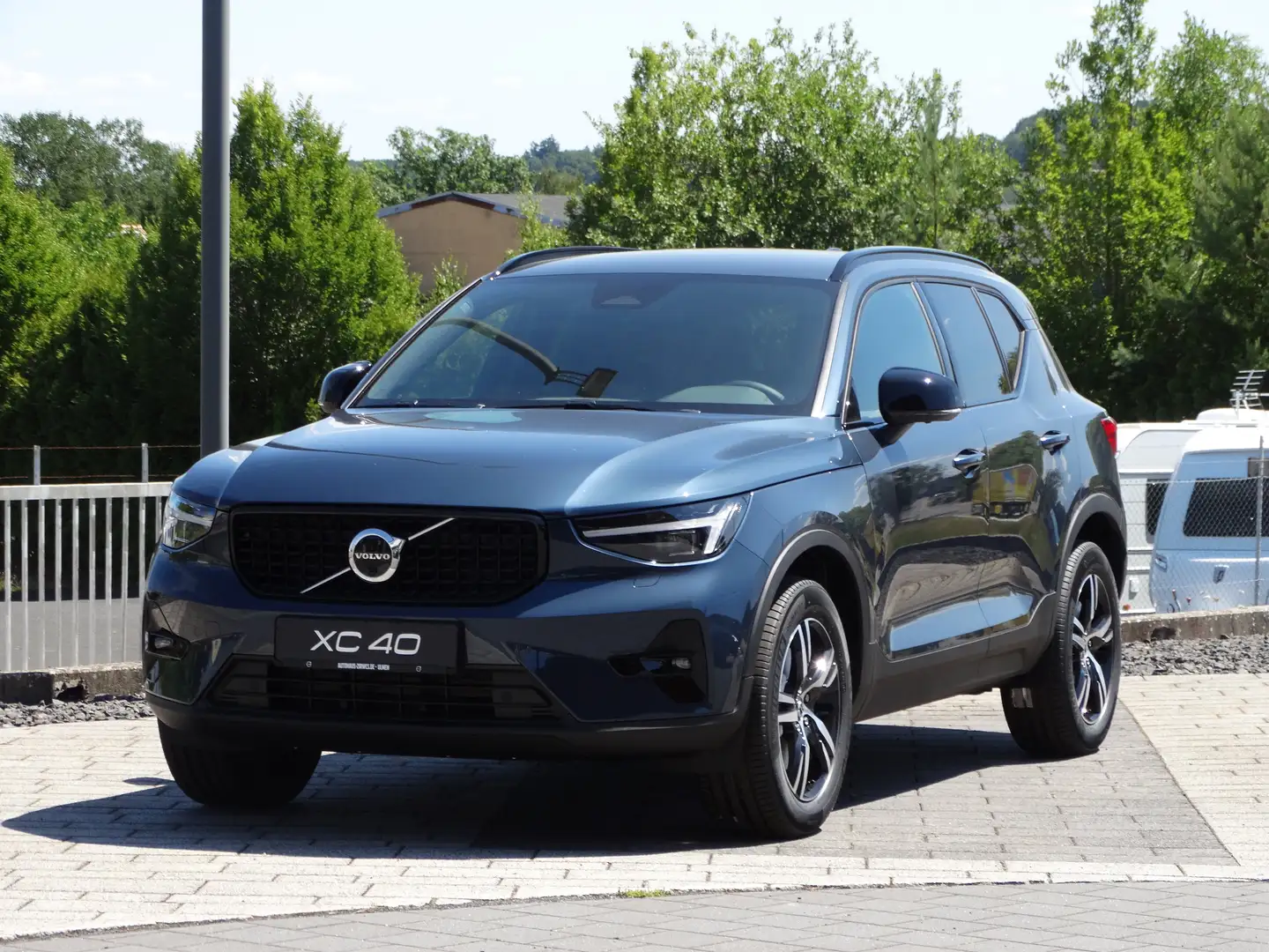 Volvo XC40 B3 Plus Dark 2WD Azul - 1