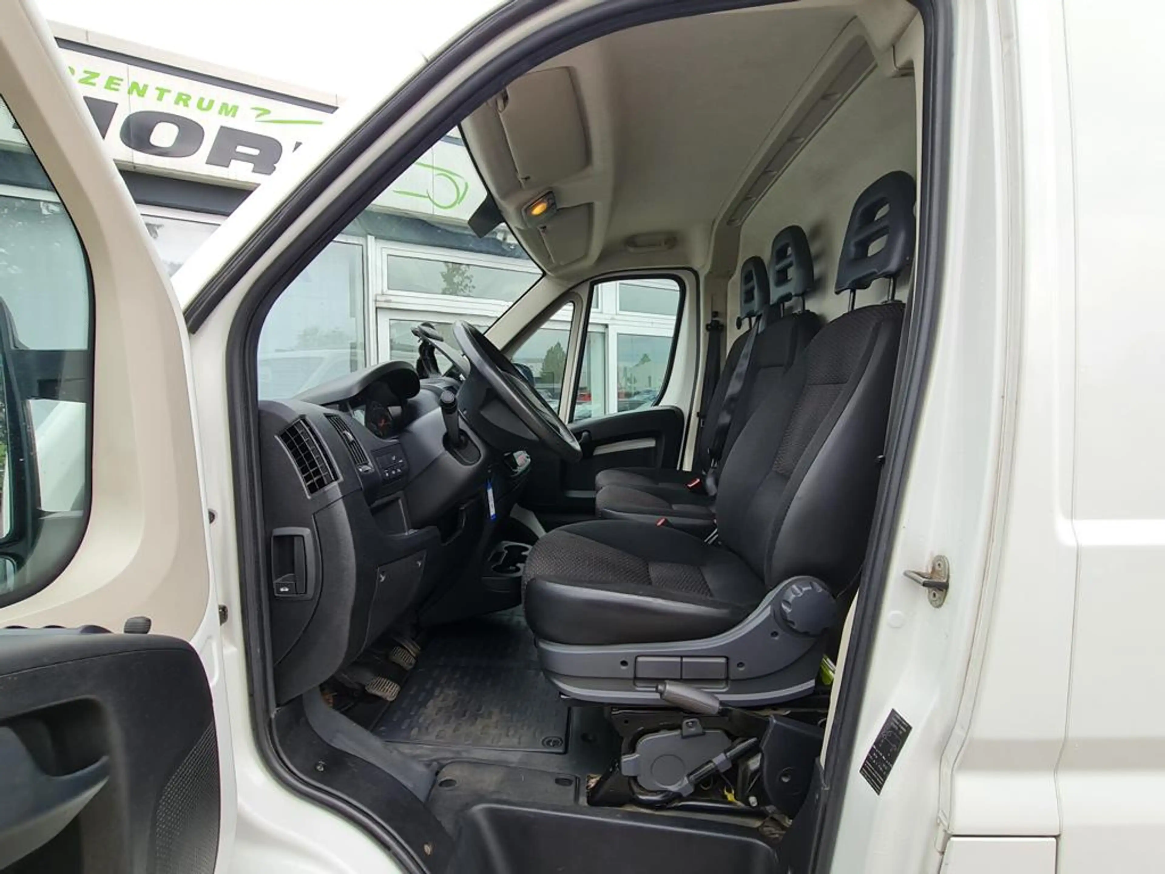 Peugeot Boxer 330 L2H1 Pro BlueHDi 140 Stop — photo 9