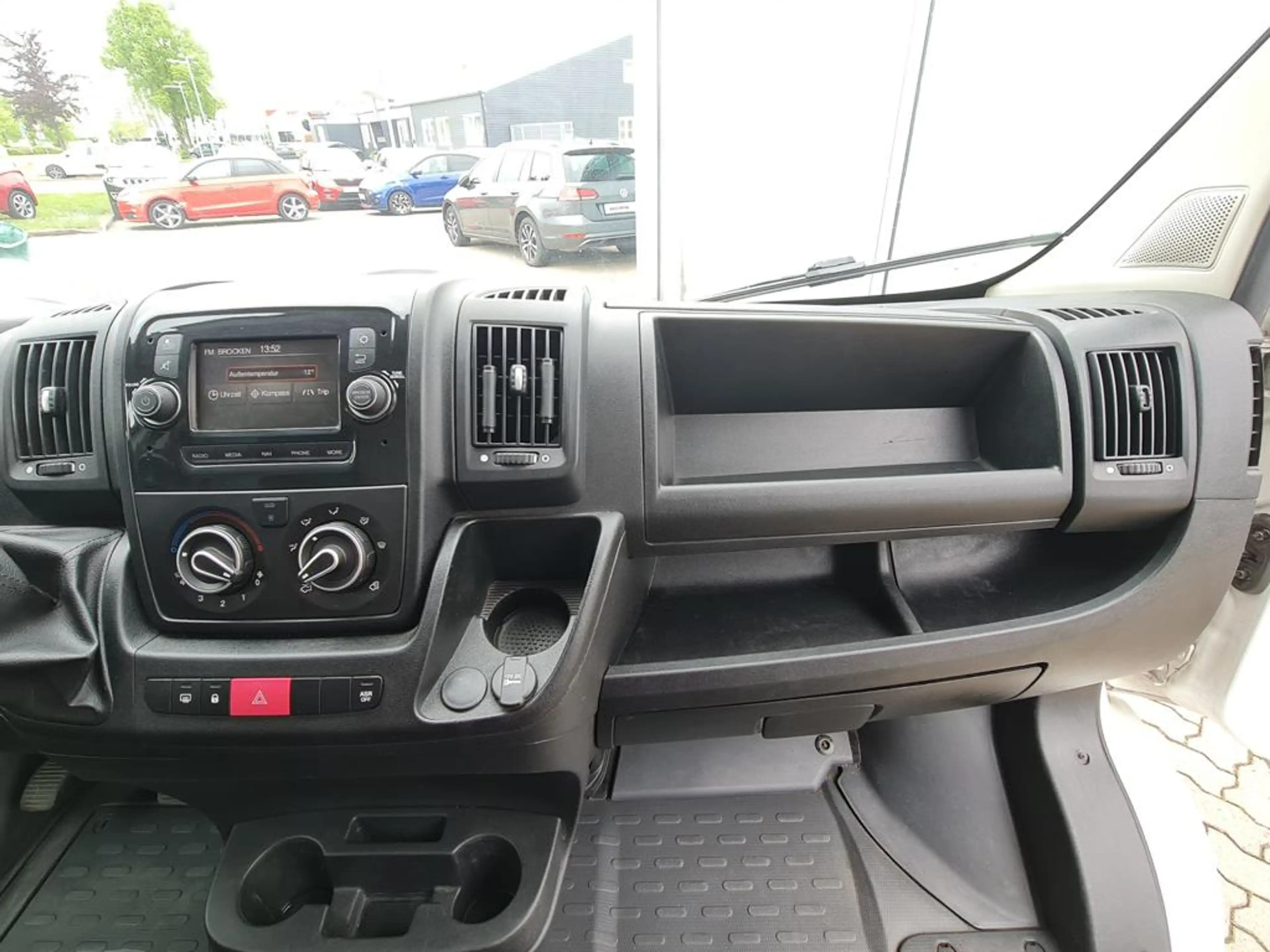 Peugeot Boxer 330 L2H1 Pro BlueHDi 140 Stop — photo 14