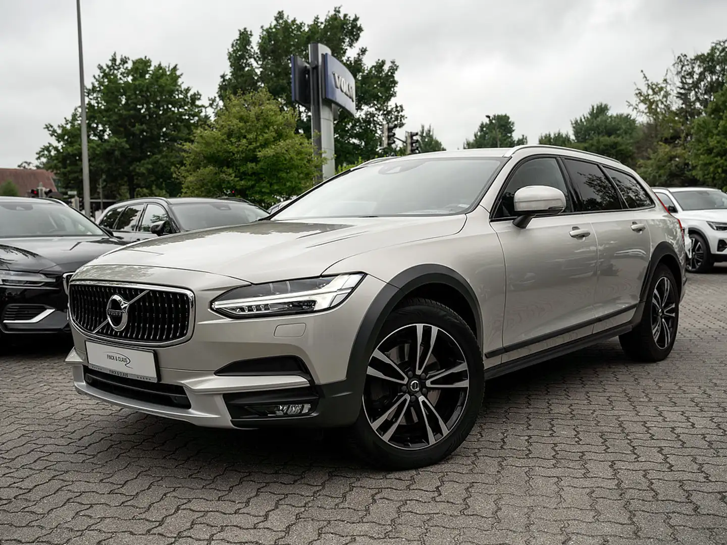 Volvo V90 Cross Country T5 AWD Pro Beige - 1